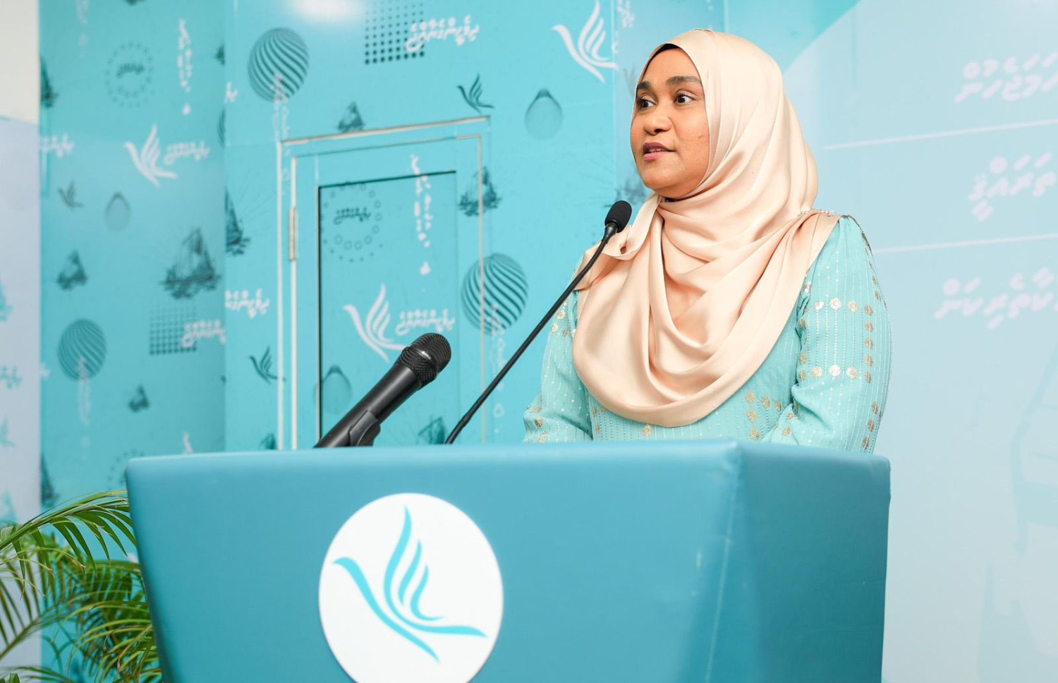 ޕީއެންސީ މާފަންނު ދެކުނު ދާއިރާގެ ޖަގަހަ ހުޅުވުމަށް މިރޭ ބޭއްވި ޖަލްސާގައި ރައީސް މުހައްމަދު މުއިއްޒުގެ އަނބިކަނބަލުން، ފަސްޓް ލޭޑީ ސާޖިދާ ވާހަކަފުޅު ދައްކަވަނީ.--- ފޮޓޯ: ޕީއެންސީ