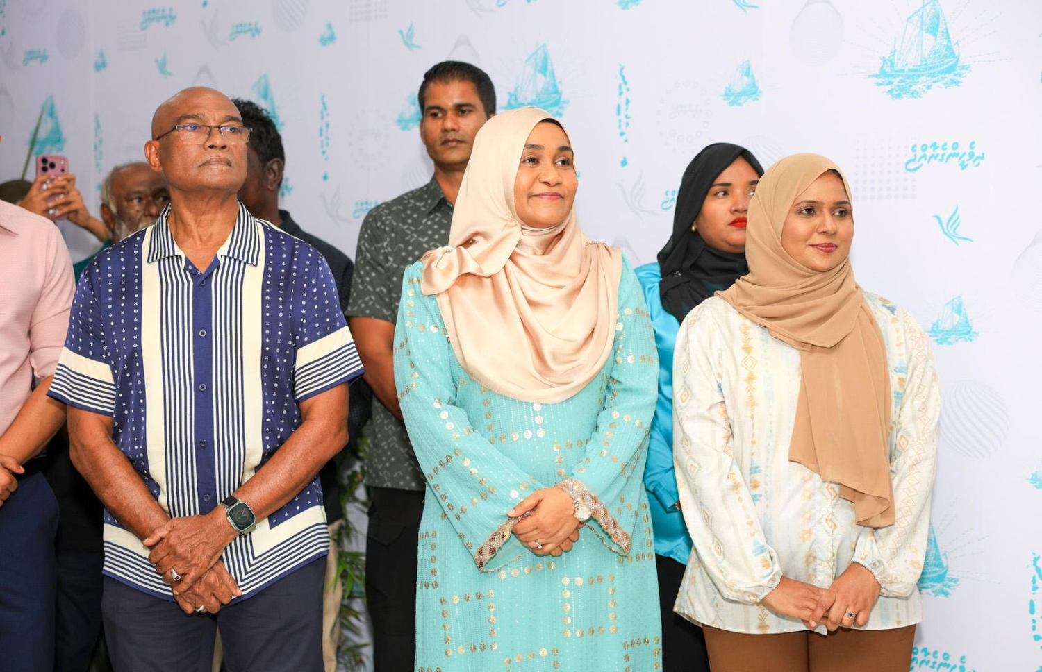 ޕީއެންސީ މާފަންނު ދެކުނު ދާއިރާގެ ޖަގަހަ ހުޅުވުމަށް މިރޭ ބޭއްވި ޖަލްސާގައި ރައީސް މުހައްމަދު މުއިއްޒުގެ އަނބިކަނބަލުން، ފަސްޓް ލޭޑީ ސާޖިދާ އާއި މާލޭގެ މޭޔަރު ކަމަށް އެ ޕާޓީގެ ޓިކެޓުގައި ވާދަކުރައްވާ މޫސާ އަލީ ޖަލީލް ބައިވެރިވަޑައިގަންނަވަނީ.--- ފޮޓޯ: ޕީއެންސީ