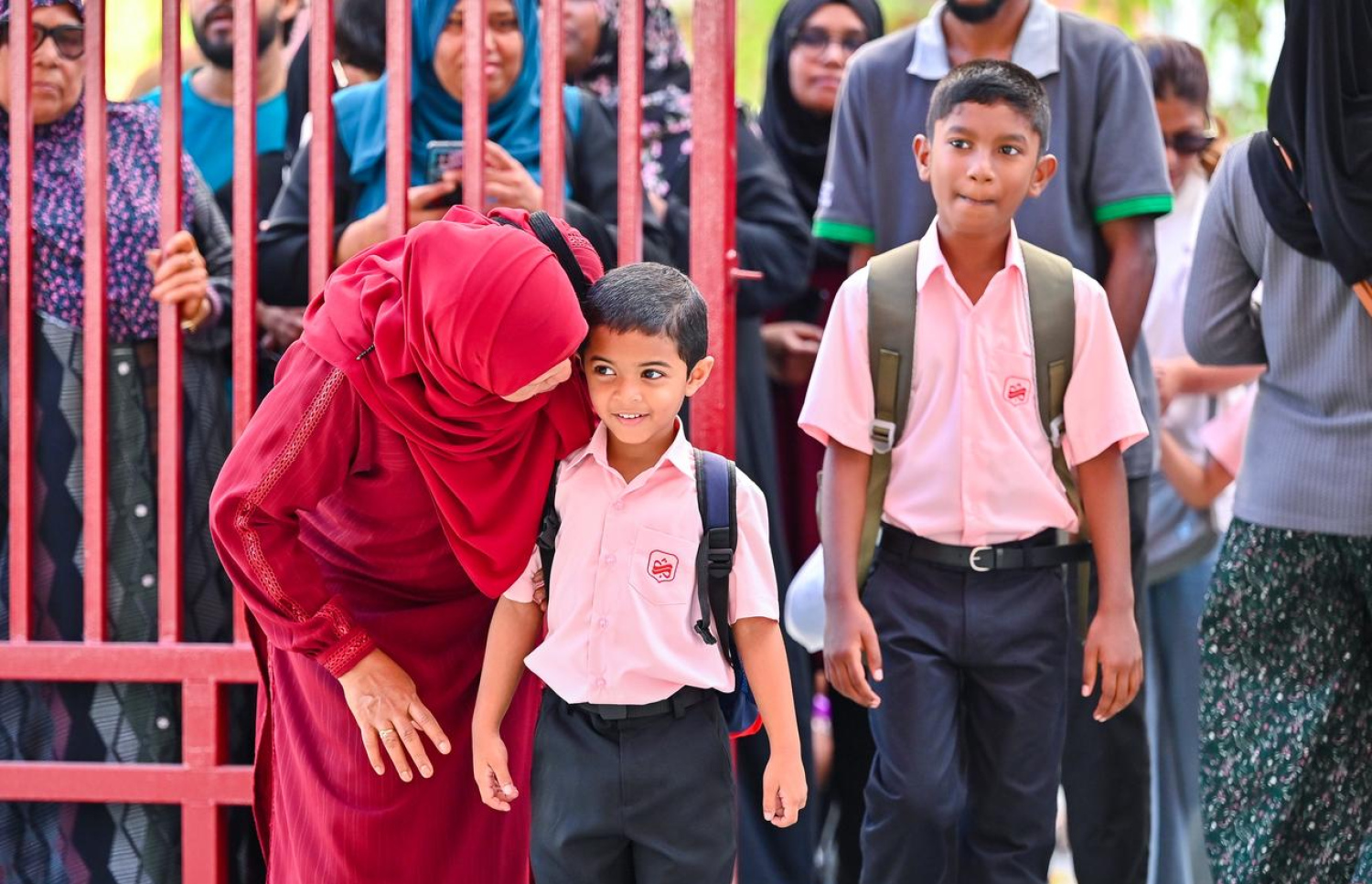 ހުޅުމާލެ 2 ގައި މިއަދު އަލަށް ކިޔަވައިދޭން ފެށި ޝަހީދު އަލީ ސްކޫލްގެ ދަރިވަރުން ސްކޫލަށް ދަނީ.---ފޮޓޯ: ފަޔާޒު މޫސާ| މިހާރު