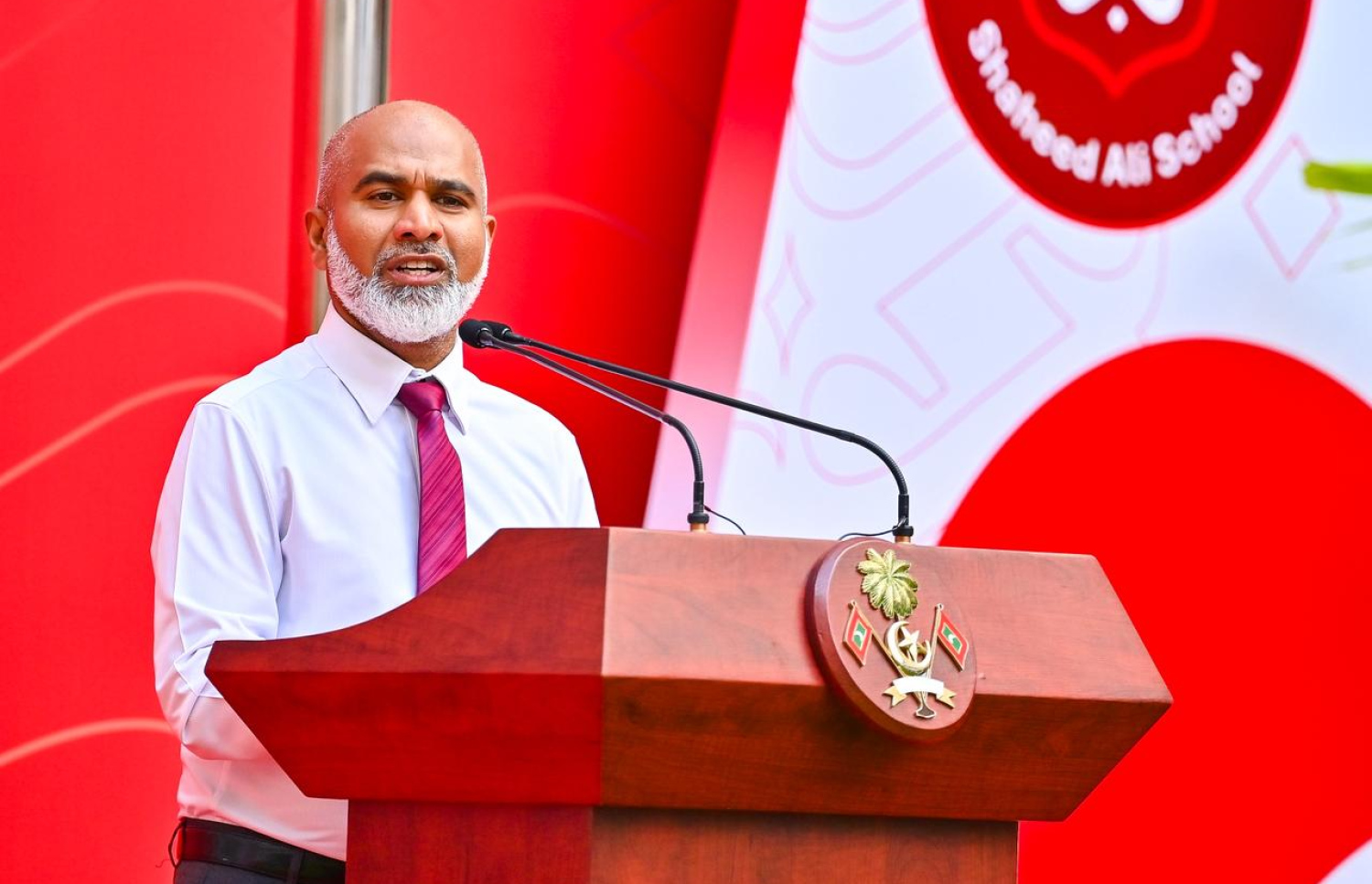 ޝަހީދު އަލީ ސްކޫލު ހުޅުވުމަށް ބެއްވި ރަސްމިއްޔާތުގައި އެޑިޔުކޭޝަން މިނިސްޓަރު ޑރ. އިސްމާއިލް ޝަފީއު ވާހަކަ ދައްކަވަނީ.-- ފޮޓޯ: ފަޔާޒް މޫސާ / މިހާރު