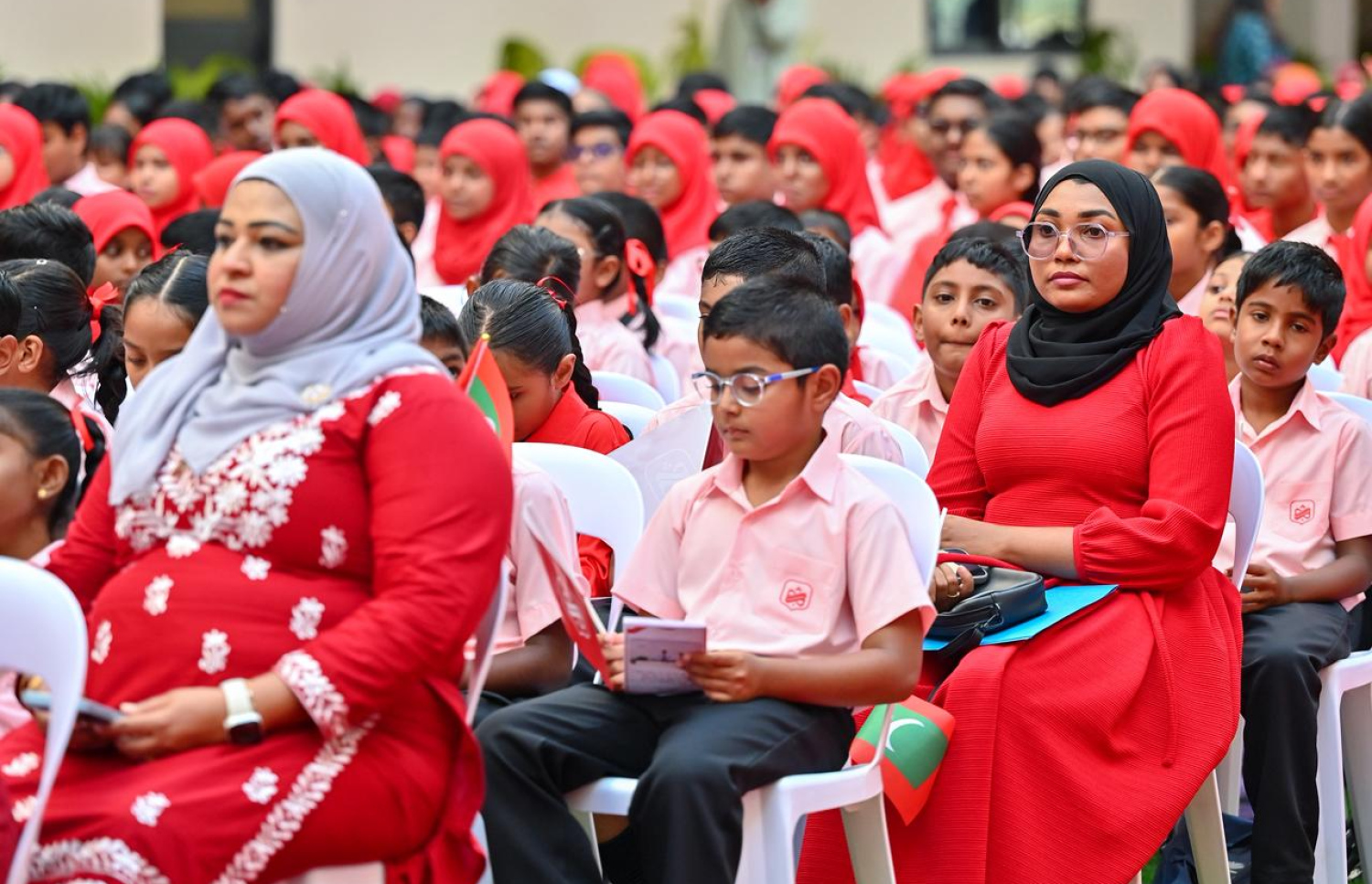 ޝަހީދު އަލީ ސްކޫލް ހުޅުވުމުގެ ރަސްމިއްޔާތުގައި ދަރިވަރުންނާއި  ޓީޗަރުން ބައިވެރިވަނީ. ފޮޓޯ: ފަޔާޒް މޫސާ/މިހާރު