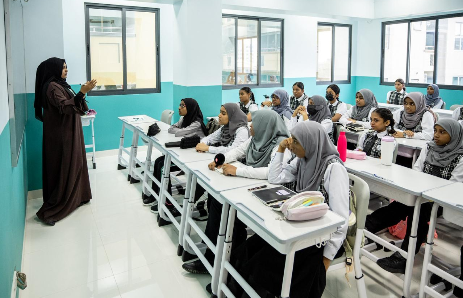 އަހުމަދިއްޔާ ސްކޫލްގެ އާ އިމާރާތެއްގެ ކްލާސްރޫމެއްގައި މިއަދު ކިޔަވައިދެނީ.---ފޮޓޯ: ނިޝާން އަލީ| މިހާރު