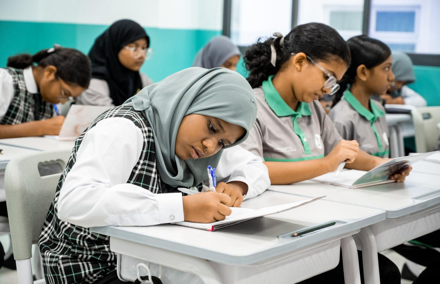 އަހުމަދިއްޔާ ސްކޫލްގެ އާ އިމާރާތެއްގެ ކްލާސްރޫމެއްގައި ކުދިންތަކެއް މިއަދު ކިޔަވަނީ.---ފޮޓޯ: ނިޝާން އަލީ| މިހާރު