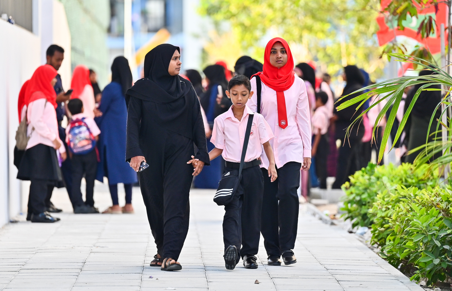 ހުޅުމާލޭގައި ހުޅުވި އާ ސްކޫލް ޝަހީދު އަލީ ސްކޫލްގެ ދަރިވަރުންތަކެއް ބެލެނިވެރިޔާއާ އެކު ސްކޫލަށް ދަނީ.-- ފޮޓޯ: ފަޔާޒު މޫސާ | މިހާރު