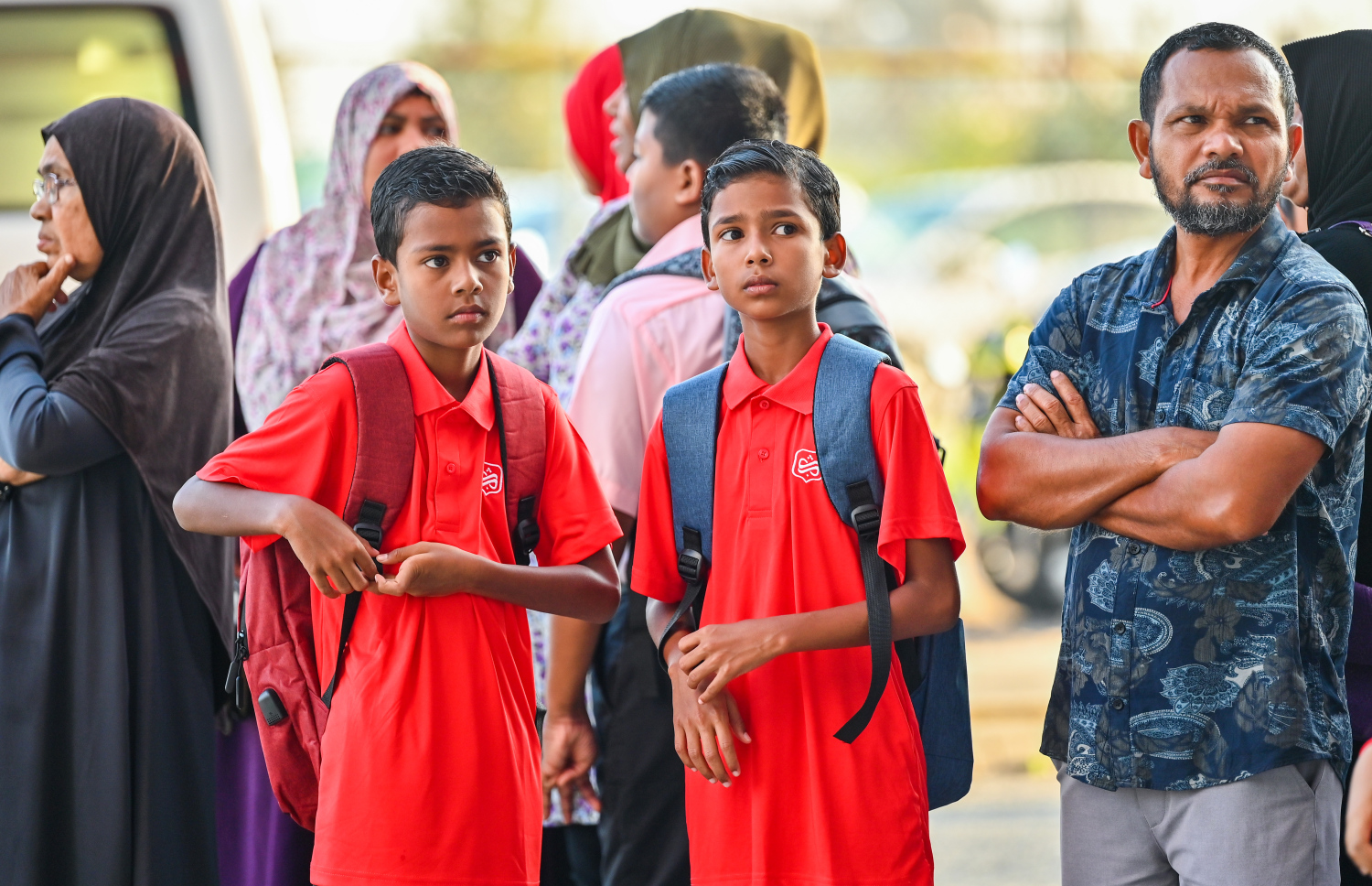 ޝަހީދު އަލީ ސްކޫލުގެ ދަރިވަރުން ސްކޫލް ބޭރުގައި ބެލެނިވެރިިންނާ އެކު މަޑުކޮށްލައިގެން.-- ފޮޓޯ: ފަޔާޒު މޫސާ | މިހާރު