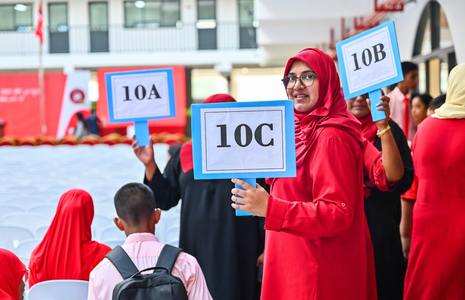 ހުޅުމާލޭގެ އާ ސްކޫލް ޝަހީދު އަލީ ސްކޫލުގެ ޓީޗަރަކު ކްލާސް ބޯޑެއް ހިފައިގެން: އެ ސްކޫލުން 2،000 އަށް ވުރެ ގިނަ ދަރިވަރުންނަށް ވަނީ ޖާގަ ދީފައި.-- ފޮޓޯ: ފަޔާޒު މޫސާ | މިހާރު