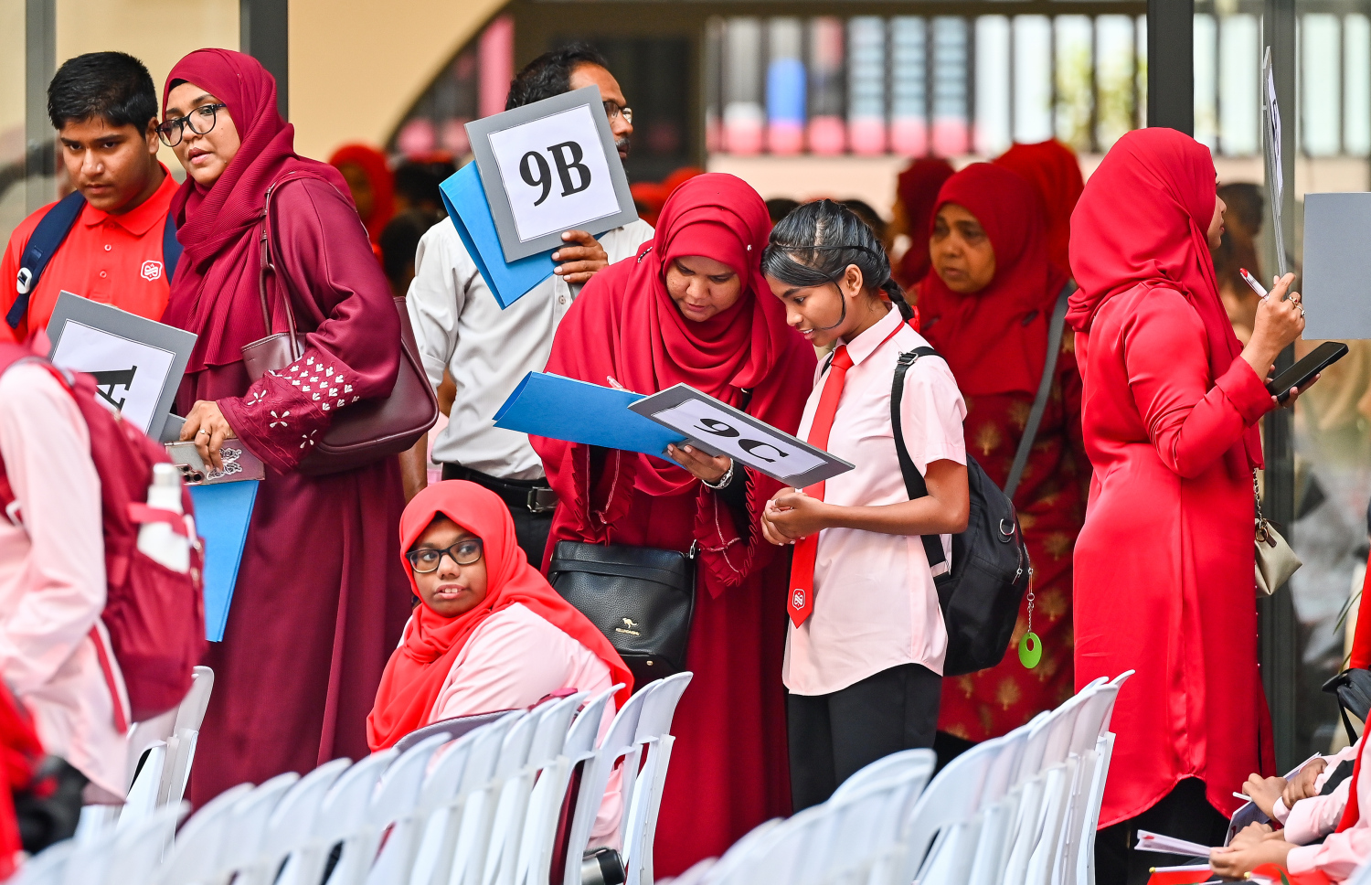 ޝަހީދު އަލީ ސްކޫލުގެ ޓީޗަރަކު ކްލާސް ބޯޑް ހިފައިގެން ދަރިވަރުން ދާންވީ ކްލާސްރޫމް ދައްކަނީ.-- ފޮޓޯ: ފަޔާޒު މޫސާ | މިހާރު