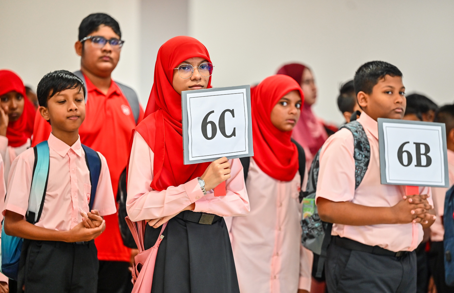 ހުޅުމާލޭގައި ހުޅުވި އާ ސްކޫލް ޝަހީދު އަލީ ސްކޫލްގެ ދަރިވަރަކު ކްލާސް ބޯޑެއް ހިފައިގެން: އެ ސްކޫލުގައި ކިޔަވައިދެނީ ދެ ދަންފަޅިއަށް.-- ފޮޓޯ: ފަޔާޒު މޫސާ | މިހާރު