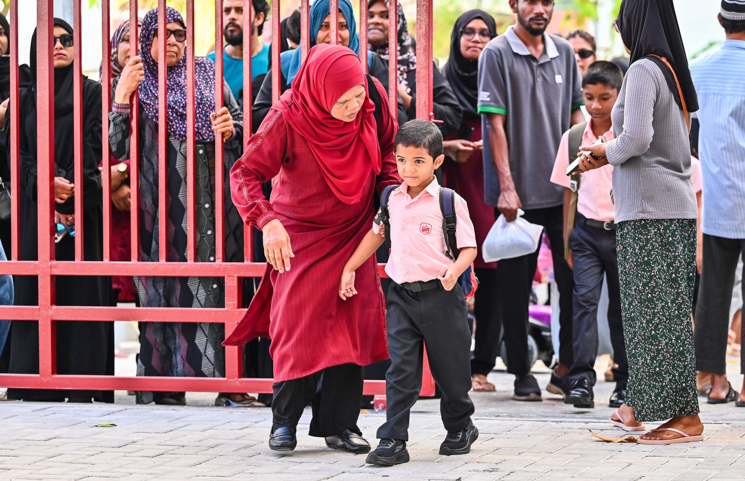 ހުޅުމާލޭގައި ހުޅުވި އާ ސްކޫލް ޝަހީދު އަލީ ސްކޫލްގެ ދަރިވަރުން ސްކޫލަށް ވަންނަނީ.-- ފޮޓޯ: ފަޔާޒު މޫސާ| މިހާރު