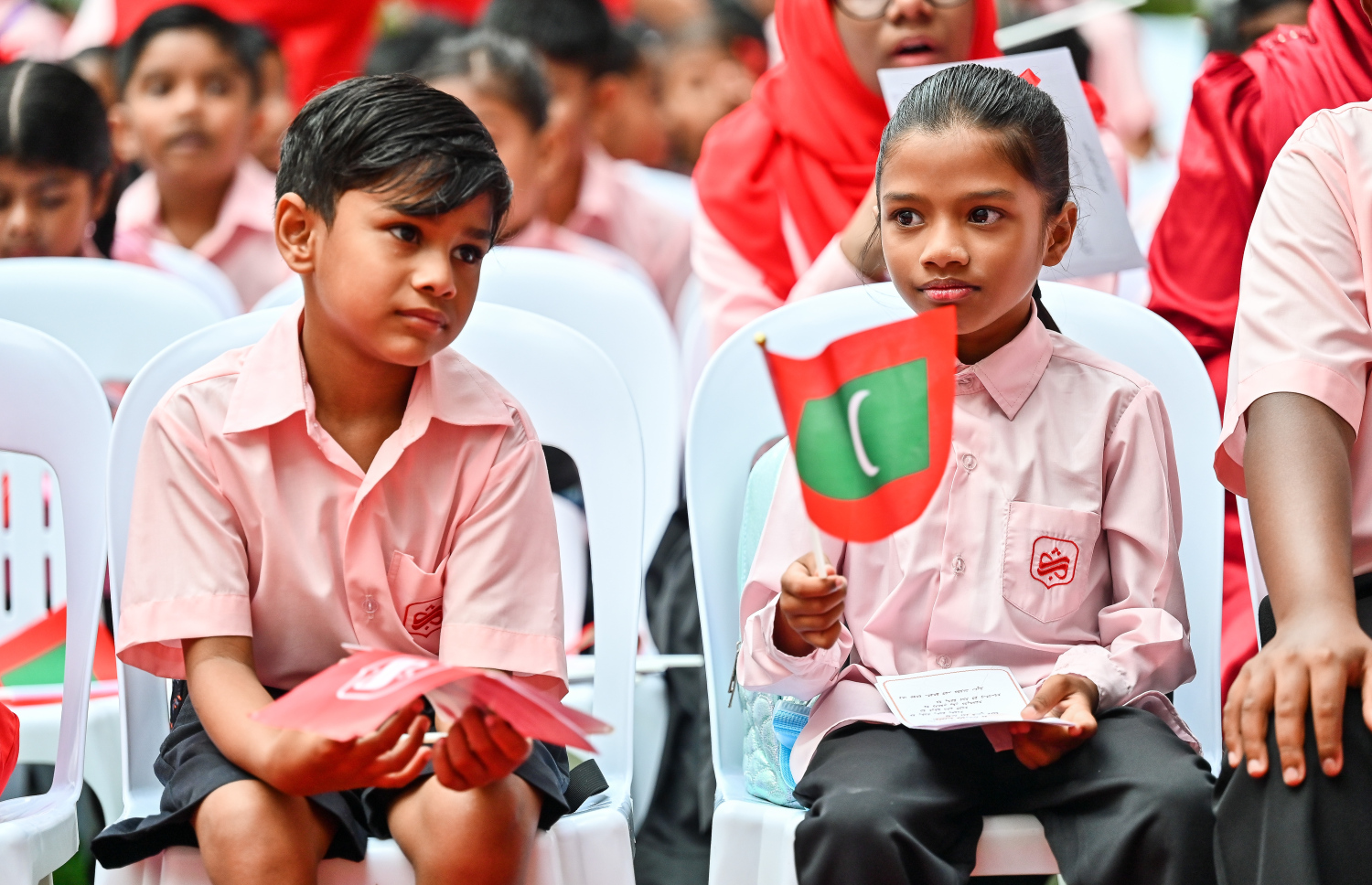 ހުޅުމާލޭގައި ހުޅުވި އާ ސްކޫލް ޝަހީދު އަލީ ސްކޫލް ރަސްމީކޮށް ހުޅުވުމަށް ބޭއްވި ހާއްސަ އެސެމްބްލީގައި އެ ސްކޫލުގެ ދަރިވަރުން ބައިވެރިވަނީ.-- ފޮޓޯ: ފަޔާޒު މޫސާ| މިހާރު