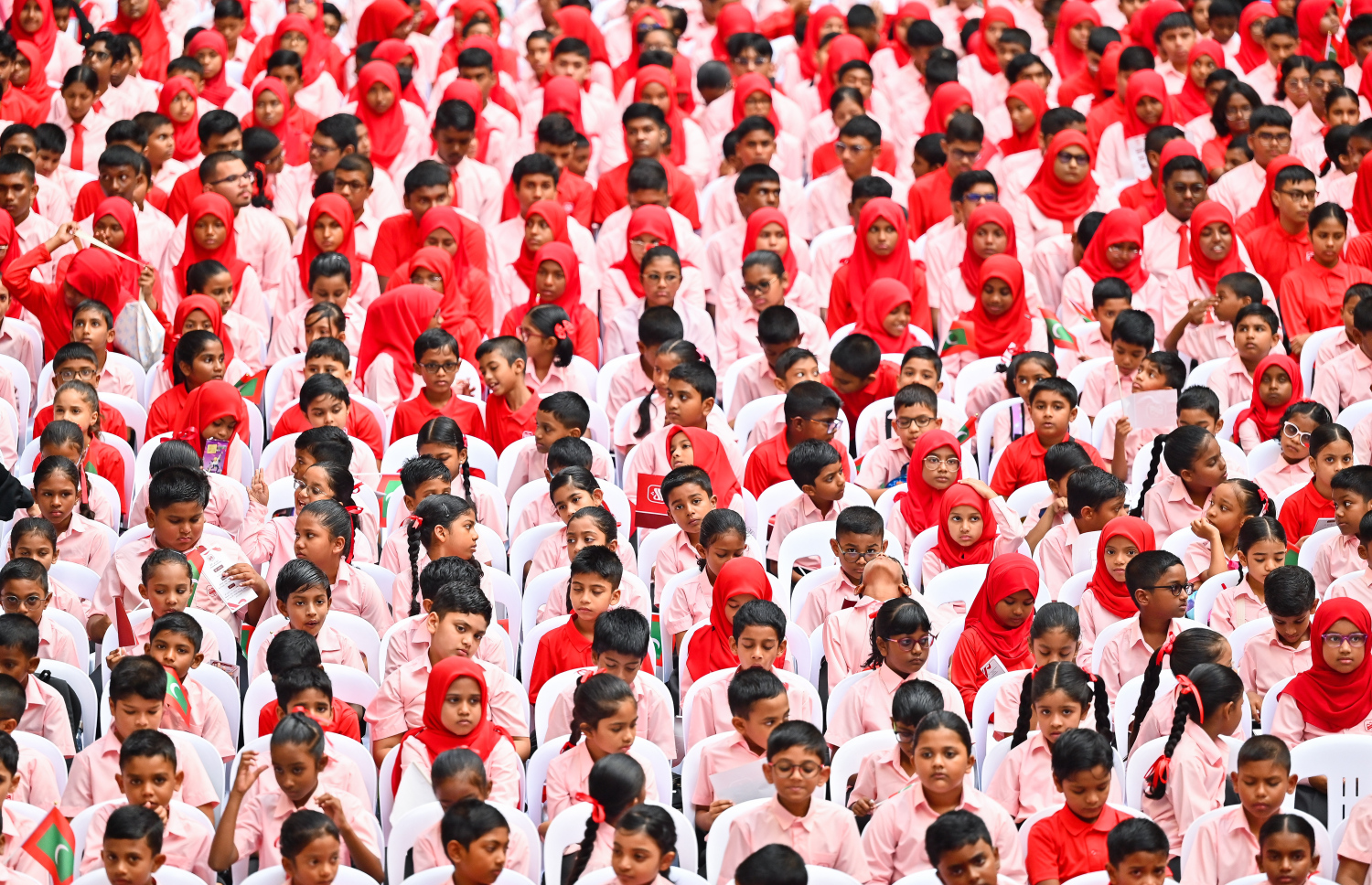 ހުޅުމާލޭގައި ހުޅުވި އާ ސްކޫލް ޝަހީދު އަލީ ސްކޫލް ރަސްމީކޮށް ހުޅުވުމަށް ބޭއްވި ހާއްސަ އެސެމްބްލީގައި އެ ސްކޫލުގެ ދަރިވަރުން ބައިވެރިވަނީ.-- ފޮޓޯ: ފަޔާޒު މޫސާ| މިހާރު