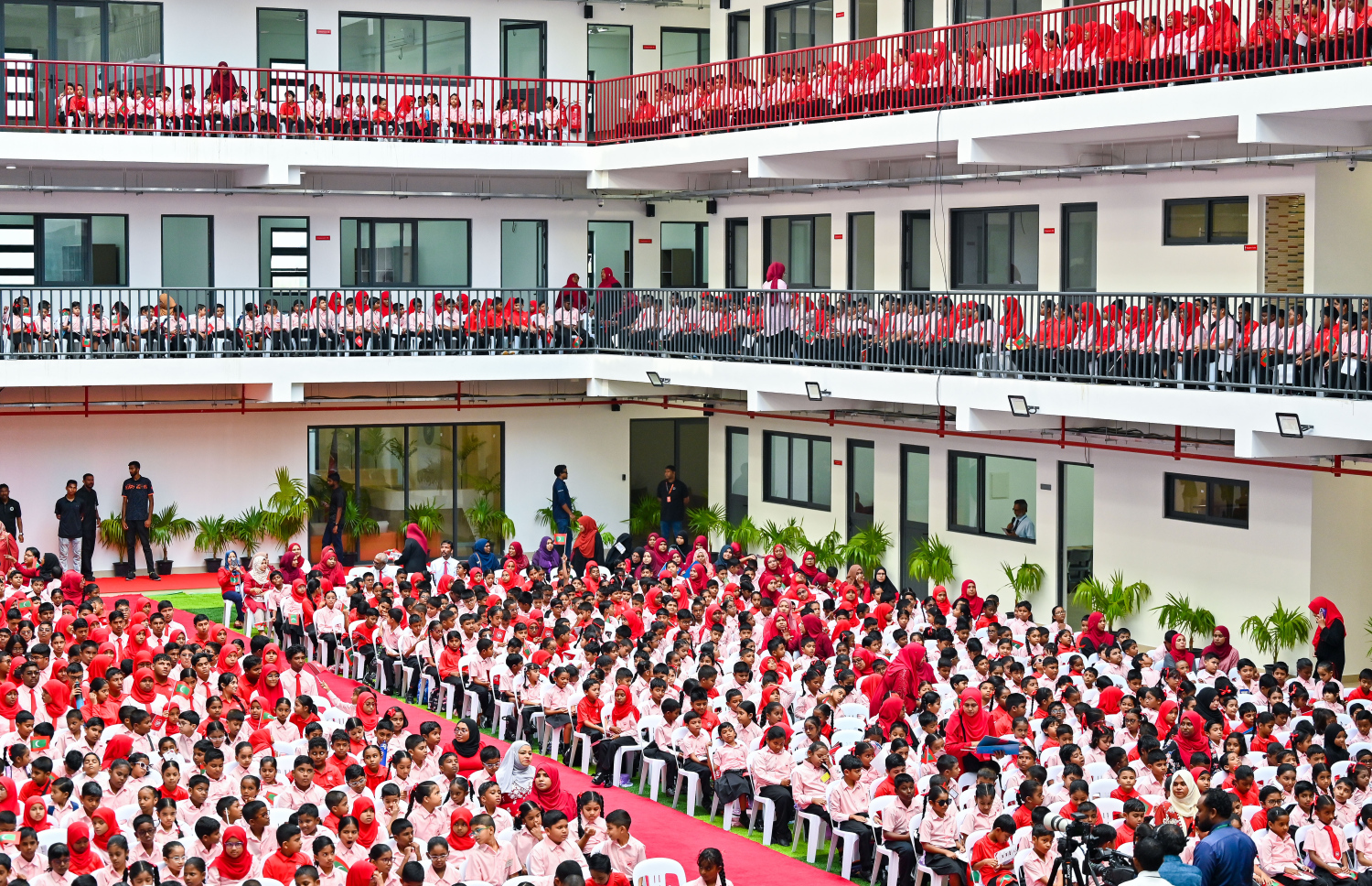 ހުޅުމާލޭގައި ހުޅުވި އާ ސްކޫލް ޝަހީދު އަލީ ސްކޫލް ރަސްމީކޮށް ހުޅުވުމަށް ބޭއްވި ހާއްސަ އެސެމްބްލީގައި އެ ސްކޫލުގެ ދަރިވަރުން ބައިވެރިވަނީ: މާލެ ސަރަހައްދުގައި އެންމެ ޒަމާނީ ފެންވަރަށް އިމާރާތް ކޮށްފައިވާ އެ ސްކޫލަކީ މި ސަރުކާރުން މާލެ ސަރަހައްދުގައި އިމާރާތްކުރި ފުރަތަމަ ސްކޫލް.-- ފޮޓޯ: ފަޔާޒު މޫސާ| މިހާރު