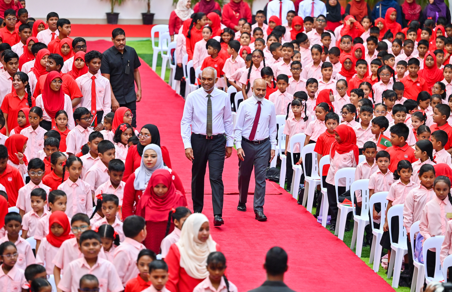 ހުޅުމާލޭގައި ހުޅުވި އާ ސްކޫލް ޝަހީދު އަލީ ސްކޫލް ރަސްމީކޮށް ހުޅުވުމަށް ބޭއްވި ހާއްސަ އެސެމްބްލީއަށް ރައީސް ޑރ މުހައްމަދު މުއިއްޒު ވަޑައިގަންނަވާއިރު، އަރިހުގައި އެޑިއުކޭޝަން މިނިސްޓަރު ޑރ. އިސްމާއިލް ޝަފީއު.-- ފޮޓޯ: ފަޔާޒު މޫސާ| މިހާރު