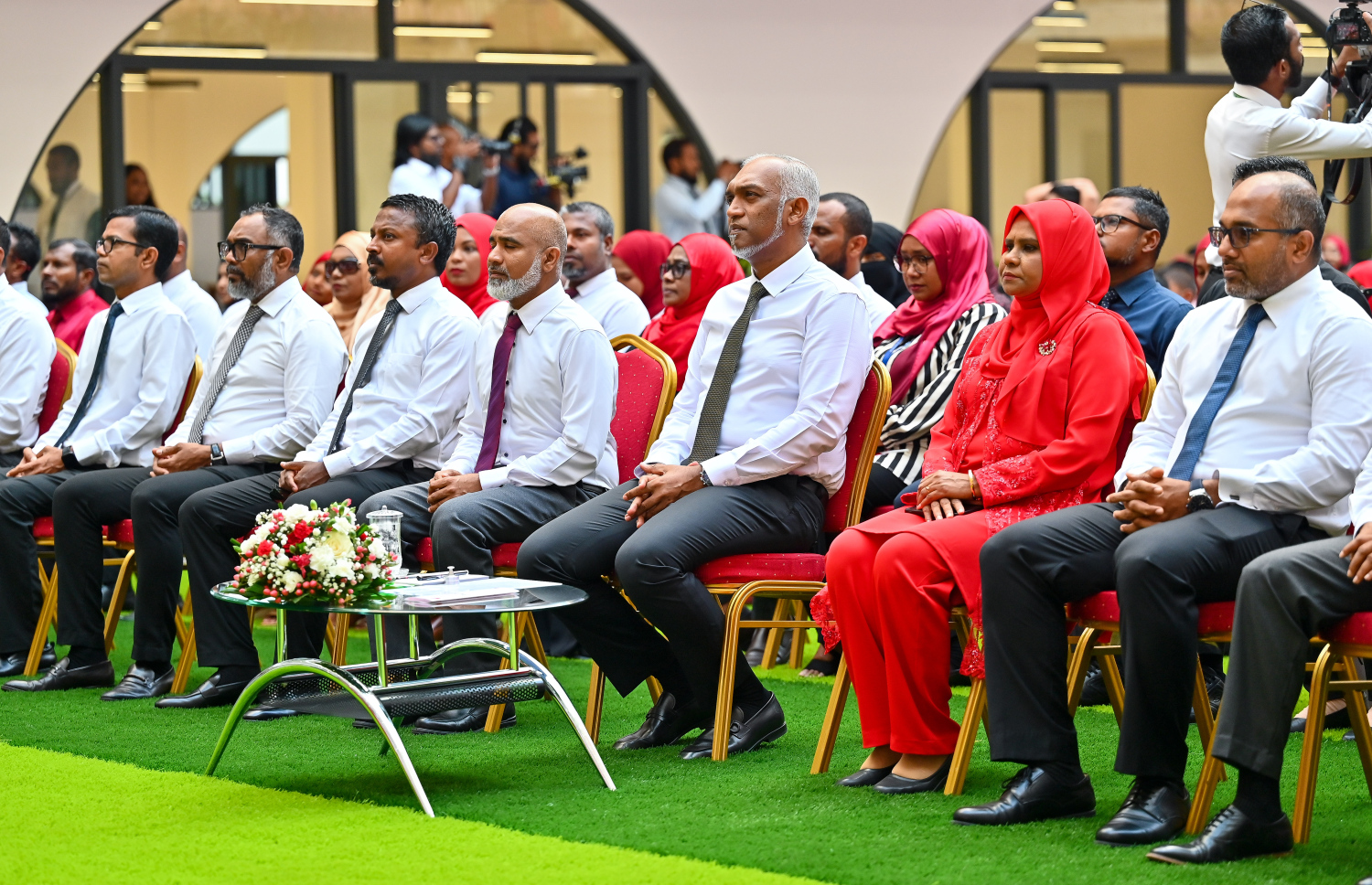 ހުޅުމާލޭގެ އާ ސްކޫލް ޝަހީދު އަލީ ސްކޫލް ރަސްމީކޮށް ހުޅުވުމަށް ބޭއްވި ހާއްސަ އެސެމްބްލީގައި ރައީސް ޑރ. މުހައްމަދު މުއިއްޒު އާއި ބައެއް މިނިސްޓަރުން އަދި ސްކޫލުގެ އިސްވެރިން ބައިވެރިވެވަޑައިގަންނަވަނީ.-- ފޮޓޯ: ފަޔާޒު މޫސާ| މިހާރު