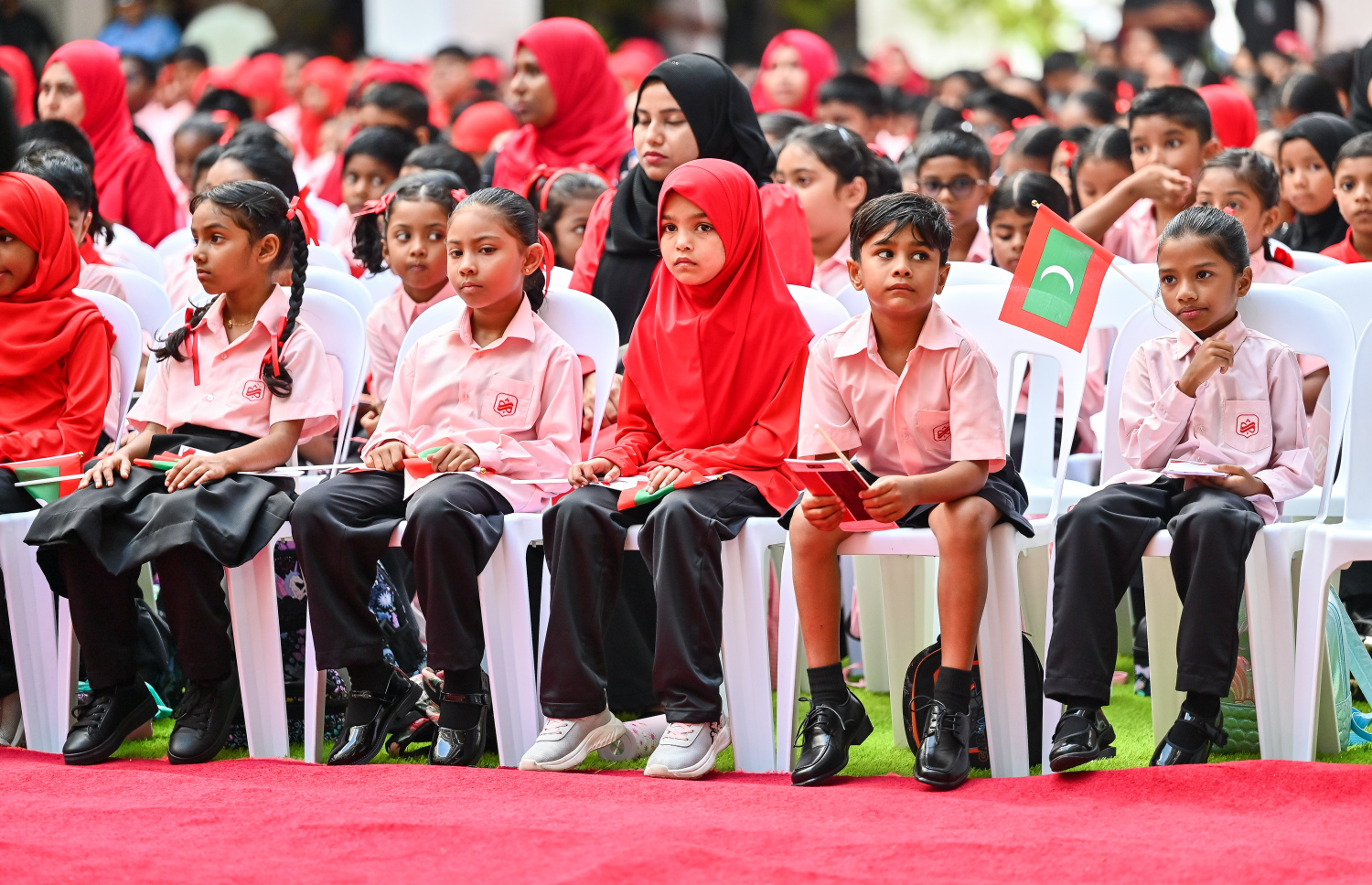 ހުޅުމާލޭގެ އާ ސްކޫލް ޝަހީދު އަލީ ސްކޫލް ރަސްމީކޮށް ހުޅުވުމަށް ބޭއްވި ހާއްސަ އެސެމްބްލީގައި އެ ސްކޫލުގެ ދަރިވަރުން ބައިވެރިވަނީ: ގްރޭޑް 1-10 އާ ހަމައަށް ކިޔަވައިދޭ އެ ސްކޫލުގައި 32 ކުދިންގެ ޖާގައިގެ 54 ކްލާސްރޫމް ހިމެނޭ.-- ފޮޓޯ: ފަޔާޒު މޫސާ| މިހާރު