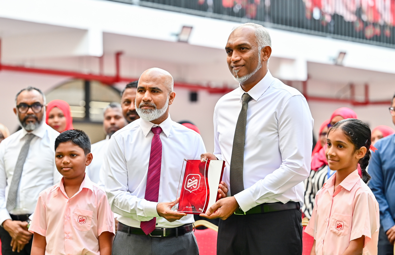 ހުޅުމާލޭގެ އާ ސްކޫލް ޝަހީދު އަލީ ސްކޫލް ރަސްމީކޮށް ހުޅުވުމަށް ބޭއްވި ހާއްސަ އެސެމްބްލީގައި ސްކޫލުގެ ފަރާތުން ރައީސްއަށް ހަނދާނީ ފިލައެއް އަރުވަނީ.-- ފޮޓޯ: ފަޔާޒު މޫސާ| މިހާރު