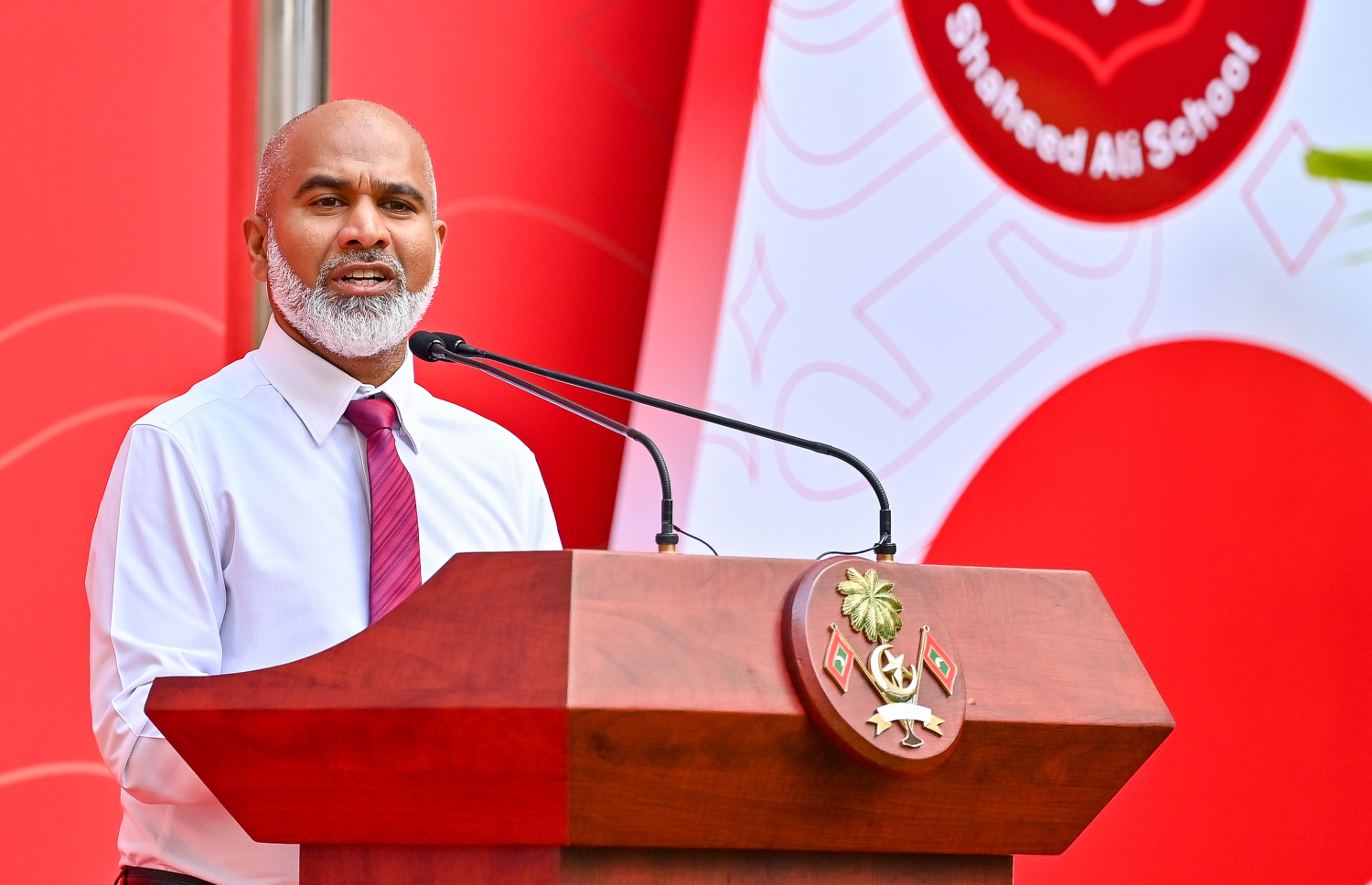 މިއަދު އަލަށް ހުޅުވި، ޝަހީދު އަލީ ސްކޫލުގައި ބޭއްވި ހާއްސަ އެސެމްބްލީގައި އެޑިޔުކޭޝަން މިނިސްޓަރު ޑރ. އިސްމާއިލް ޝަފީއު ވާހަކަ ދައްކަވަނީ.-- ފޮޓޯ: ފަޔާޒް މޫސާ / މިހާރު