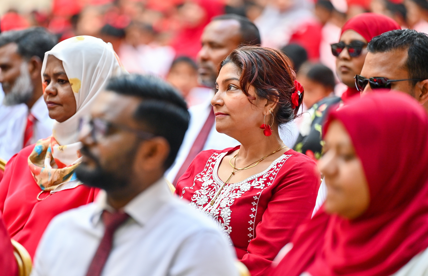 ޝަހީދު އަލީ ސްކޫލް ރަސްމީކޮށް ހުޅުވުމަށް ބޭއްވި ހާއްސަ އެސެމްބްލީގައި ސްކޫލުގެ ބައެއް އިސްބޭފުޅުން ބައިވެރިވަނީ.-- ފޮޓޯ: ފަޔާޒު މޫސާ| މިހާރު