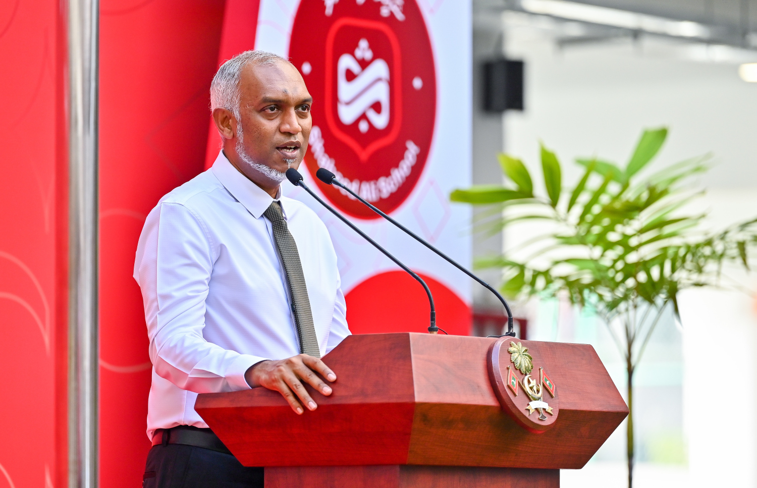 ޝަހީދު އަލީ ސްކޫލުގައި ބޭއްވި ހާއްސަ އެސެމްބްލީގައި ރައީސް ޑރ. މުހައްމަދު މުއިއްޒު ވާހަކަދައްކަވަނީ: ހުރިހާ ދަރިވަރުންނަކީ ވެސް ފަސްތިސްނަމާދުން ދުވަސް ފަށާ ކުދިންނަށް ވާން ރައީސް ވަނީ އިލްތިމާސް ކުރައްވައިފައި.-- ފޮޓޯ: ފަޔާޒު މޫސާ | މިހާރު