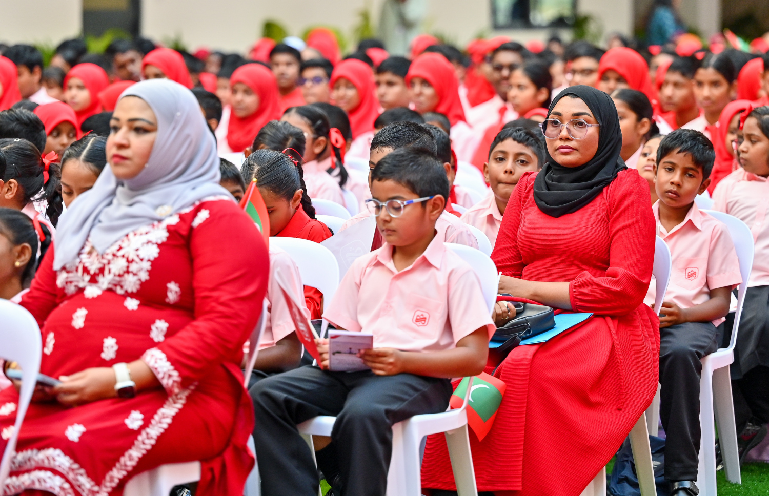 ޝަހީދު އަލީ ސްކޫލް ރަސްމީކޮށް ހުޅުވުމަށް ބޭއްވި ހާއްސަ އެސެމްބްލީގައި އެ ސްކޫލުގެ ދަރިވަރުންނާއި ޓީޗަރުން ބައިވެރިވަނީ: ގްރޭޑް 1-10 އާ ހަމައަށް ކިޔަވައިދޭ އެ ސްކޫލުގައި 32 ކުދިންގެ ޖާގައިގެ 54 ކްލާސްރޫމު ހިމެނޭ، އަދި 230 ޓީޗަރުން މި ސްކޫލުގައި ކިޔަވައިދޭނެ.-- ފޮޓޯ: ފަޔާޒު މޫސާ| މިހާރު