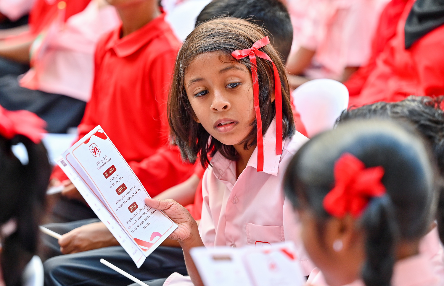 ޝަހީދު އަލީ ސްކޫލް ރަސްމީކޮށް ހުޅުވުމަށް ބޭއްވި ހާއްސަ އެސެމްބްލީގައި އެ ސްކޫލުގެ ދަރިވަރުން ބައިވެރިވަނީ.-- ފޮޓޯ: ފަޔާޒު މޫސާ| މިހާރު