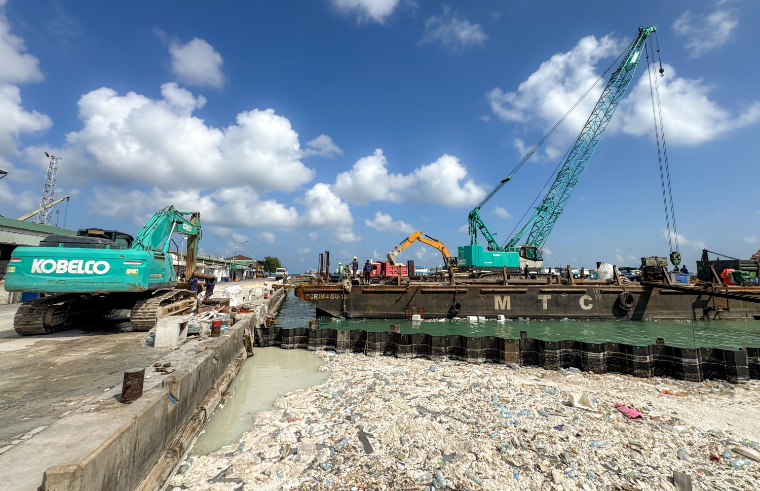 ބާޒާމަތީ މަގު ހެދުމުގެ މަސައްކަތުގެ ދަށުން ނޯތު ހާބަރުގެ އެއްގަމު ތޮށި ބޭރަށް ޖެއްސުމުގެ މަސައްކަތް ކުރަނީ.-- ފޮޓޯ: ނިޝާން އަލީ | މިހާރު