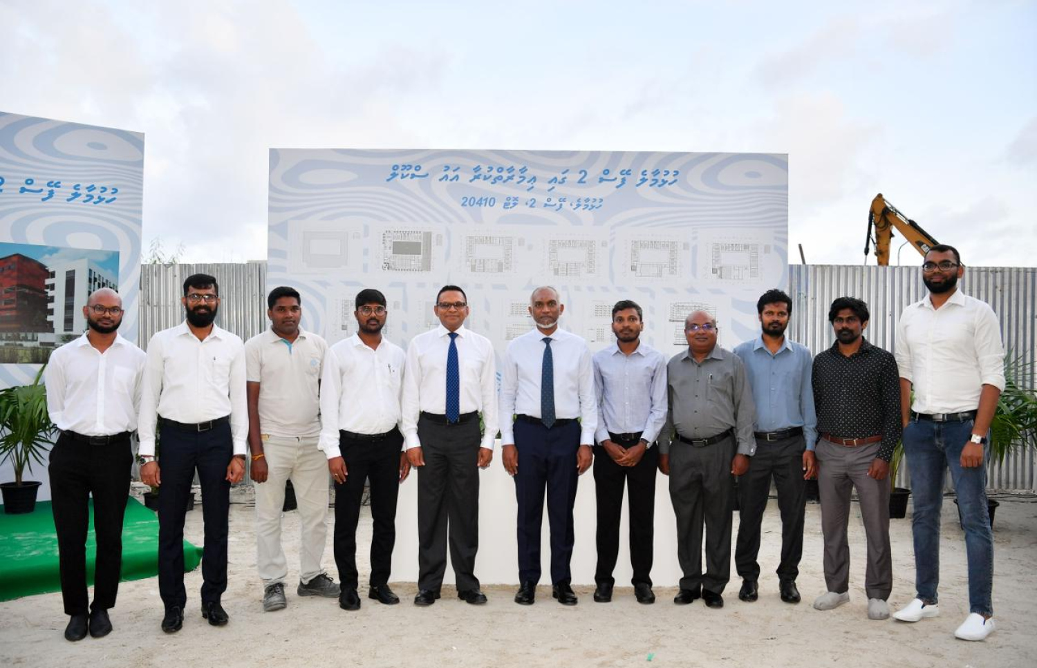 ޝަހީދު އަލީ ސްކޫލްގެ ބިންގާ އަޅަން ޑިސެމްބަރު 2023 ގައި ބޭއްވި ރަސްމިއްޔާތުގައި ރައީސް މުއިއްޒާއި އާރުސީސީގެ ޗެއާމަން ނާޒިމް އަދި އެ ކުންފުނީގެ ބައެއް މުވައްޒަފުން ފޮޓޯއަކަށް ތައްޔާރުވެގެން.