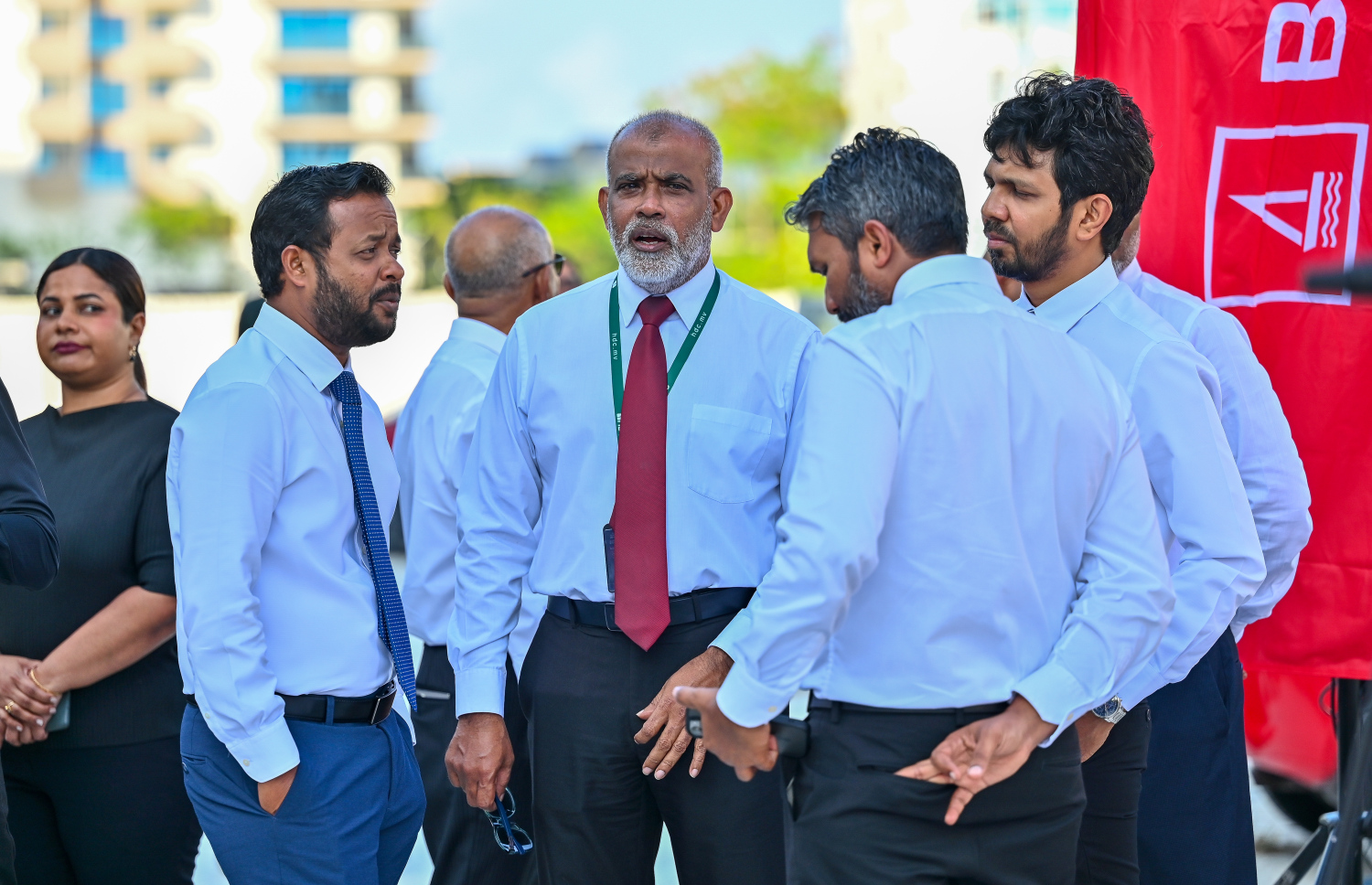 ބީއެމްއެލްގެ އަގުހެޔޮ ފްލެޓު މަޝްރޫއުގެ އަމަލީ މަސައްކަތް ފެށުމަށް މިއަދު ބޭއްވި ރަސްމިއްޔާތުގައި ހައުސިން މިނިސްޓަރު މުއްތަލިބާއި އެޗްޑީސީގެ އެމްޑީ ޒުހައިރު އަދި ހައުސިން މިނިސްޓްރީގެ ބައެއް އެހެން ވެރިން މަޝްވަރާއެއްގައި.---ފޮޓޯ: ފަޔާޒު މޫސާ| މިހާރު