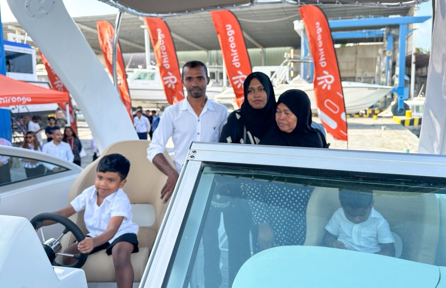 ލޯންޗުގެ ނަސީބުވެރިޔާ އޭނާގެ އާއިލާއާ އެކު ލޯންޗުގައި.