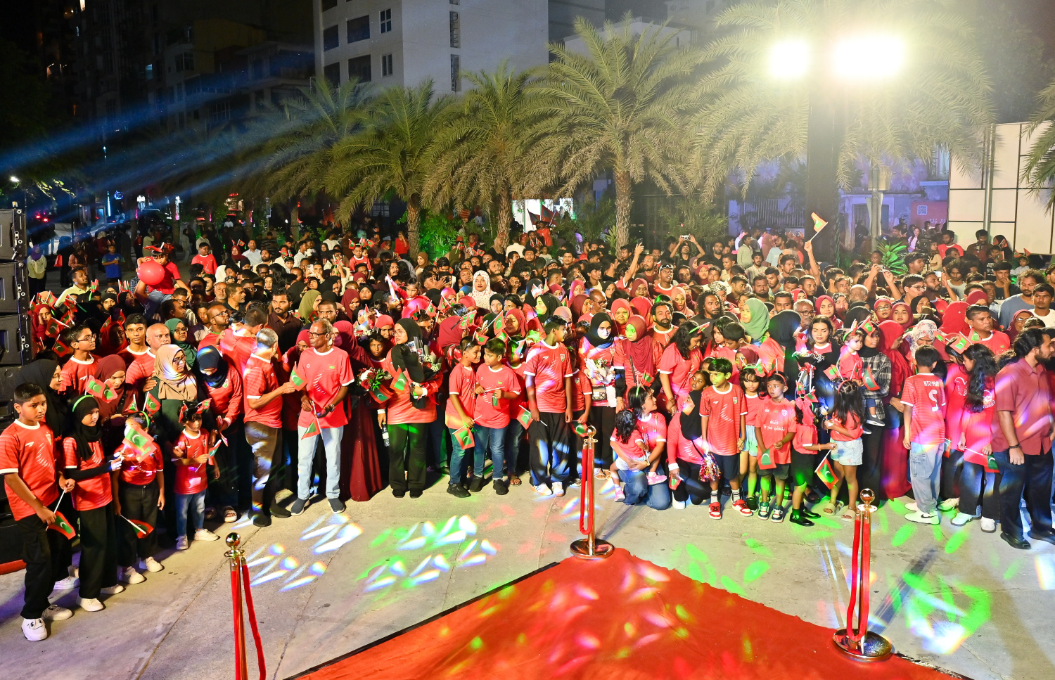 ދެކުނު އޭޝިއާގެ ފުޓްސަލް ޗެމްޕިއަންކަން ހޯދި ރާއްޖޭގެ ގައުމީ ފުޓްސަލް ޓީމު ރާއްޖެ އައުމުން، ޓީމަށް މަރުހަބާ ކިޔުމަށް އާންމުން އާޓީފިޝަލް ބީޗަށް ޖަމާވެފައި.-- ފޮޓޯ: ފަޔާޒު މޫސާ | މިހާރު