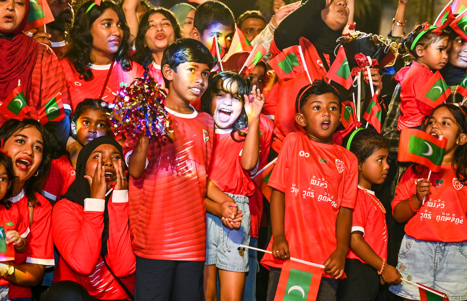 ދެކުނު އޭޝިއާގެ ފުޓްސަލް ޗެމްޕިއަންކަން ހޯދި ރާއްޖޭގެ ގައުމީ ފުޓްސަލް ޓީމުގެ ބައެއް ކުޅުންތެރިންގެ އާއިލާގެ ކުދިން ޓީމަށް މަރުހަބާ ކިޔުމަށް އާޓިފިޝަލް ބީޗުގައި.-- ފޮޓޯ: ފަޔާޒު މޫސާ | މިހާރު