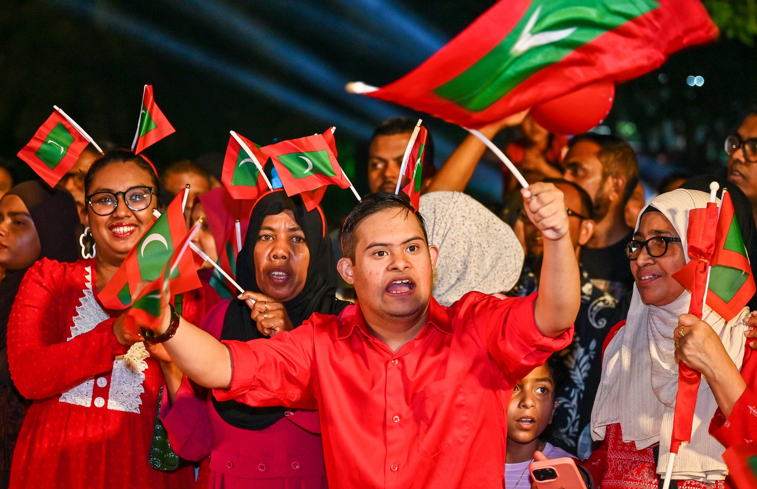 ދެކުނު އޭޝިއާގެ ފުޓްސަލް ޗެމްޕިއަންކަން ހޯދި ރާއްޖޭގެ ގައުމީ ފުޓްސަލް ޓީމު ރާއްޖެ އައުމުން، ޓީމަށް މަރުހަބާ ކިޔުމަށް އާންމުން އާޓީފިޝަލް ބީޗަށް ޖަމާވެފައި.-- ފޮޓޯ: ފަޔާޒު މޫސާ | މިހާރު