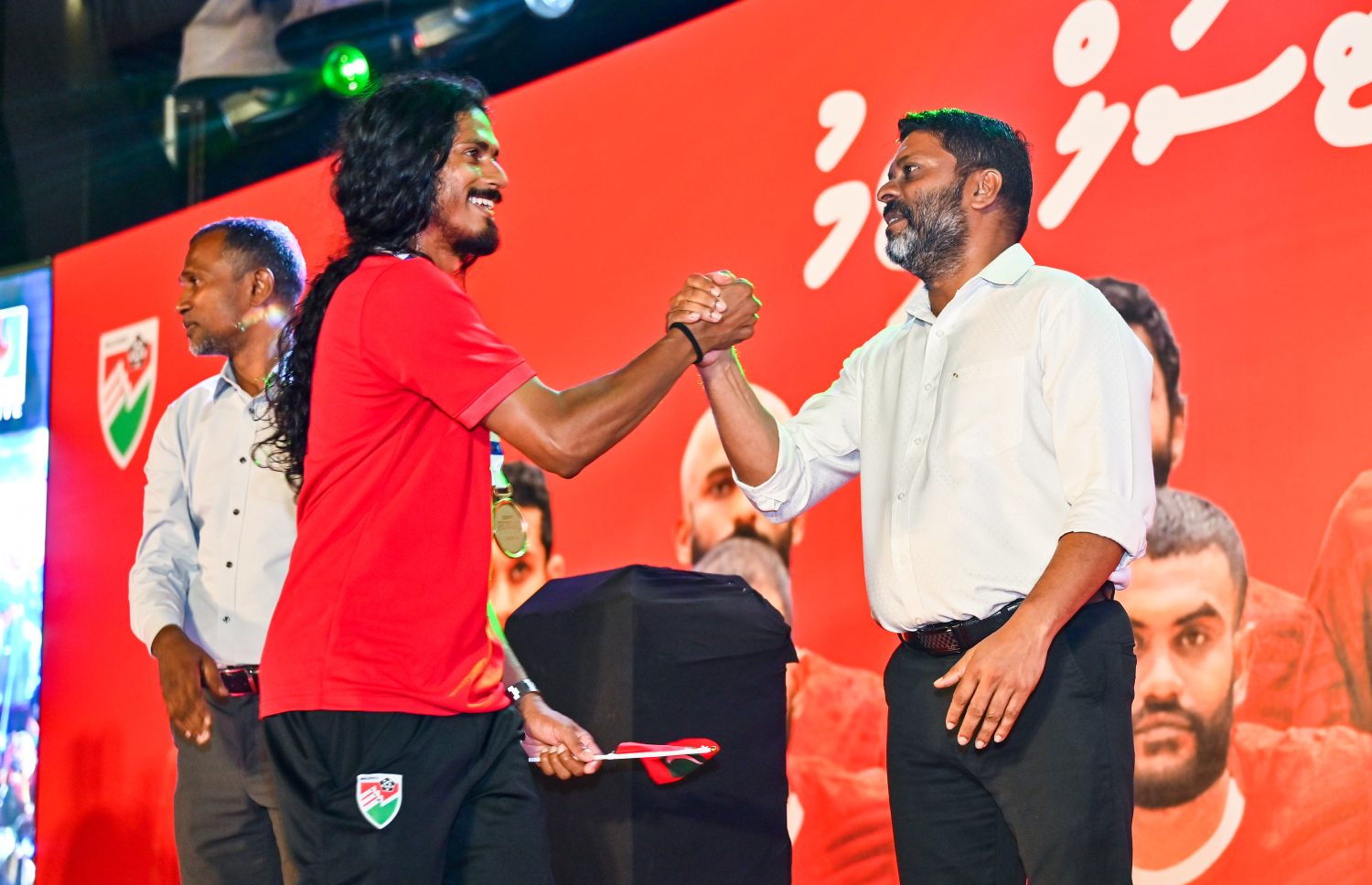 ދެކުނު އޭޝިއާގެ ފުޓްސަލް ޗެމްޕިއަންކަން ހޯދި ރާއްޖޭގެ ގައުމީ ފުޓްސަލް ޓީމު ރާއްޖެ އައުމުން އާޓިފިޝަލް ބީޗުގައި ސްޕޯޓްސް މިނިސްޓަރު އަބްދުﷲ ރާފިއު ޓީމު ކުޅުންތެރިންނަށް މަރުހަބާ ވިދާޅުވަނީ.-- ފޮޓޯ: ފަޔާޒު މޫސާ | މިހާރު