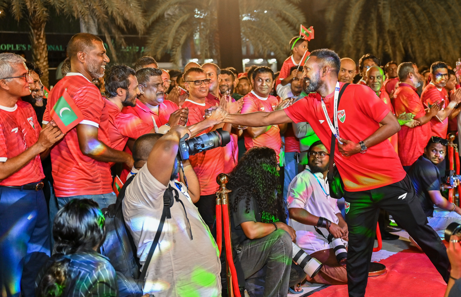 ގައުމީ ފުޓްބޯޅަ ޓީމުގެ ކުޅުންތެރިން، ގައުމީ ފުޓްސަލް ޓީމުގެ މެނޭޖަރު މުހައްމަދު އުމެއިރުއަށް މަރުހަބާ ކިޔަނީ.-- ފޮޓޯ: ފަޔާޒު މޫސާ | މިހާރު