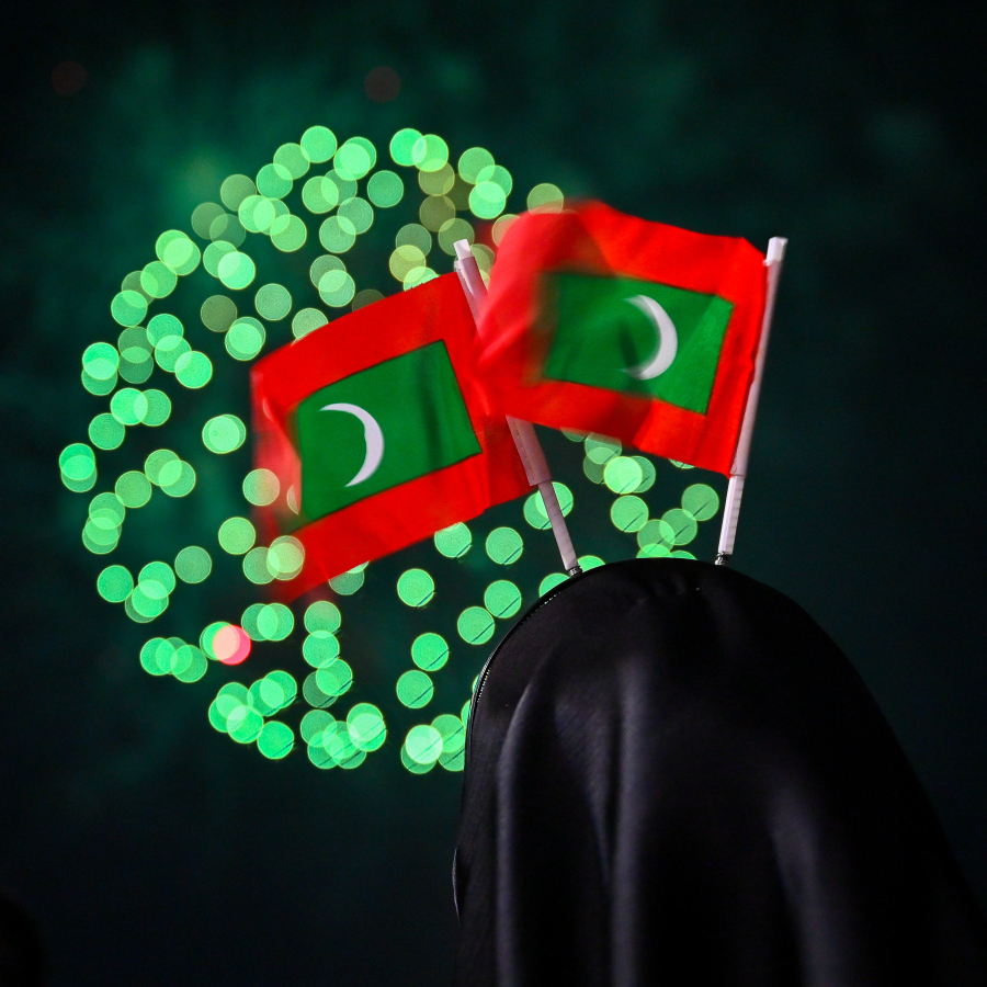 ދެކުނު އޭޝިއާގެ ފުޓްސަލް ޗެމްޕިއަންކަން ހޯދި ރާއްޖޭގެ ގައުމީ ފުޓްސަލް ޓީމު ތައްޓާ އެކު އެނބުރި އައުމުން ހަވާ އެރުވުމާ އެކު، ހޫނު މަރުހަބާއެއް ކިޔުމަށް ބޭއްވި އުފާ ފާޅުކުރުމުގައި މީހުން ހަވާ ބަލަނީ.-- ފޮޓޯ: ފަޔާޒު މޫސާ | މިހާރު