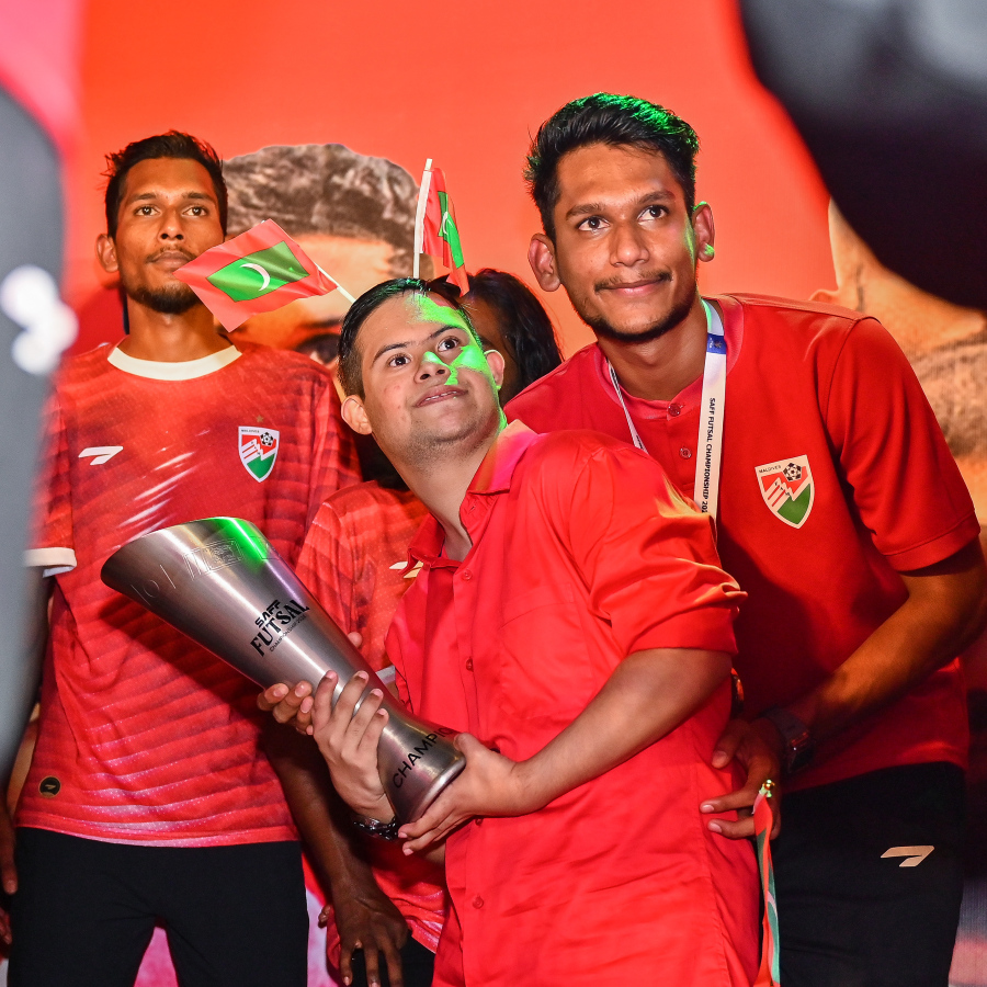 ދެކުނު އޭޝިއާގެ ފުޓްސަލް ޗެމްޕިއަންކަން ހޯދި ރާއްޖޭގެ ގައުމީ ފުޓްސަލް ޓީމު ތައްޓާ އެކު އެނބުރި އައުމުން ހަވާއެރުވުމާ އެކު ހޫނު މަރުހަބާއެއް ކިޔުމަށް ބޭއްވި އިވެންޓުގައި ޓީމުގެ ކުޅުންތެރިން އާއިލާ ބައެއް މެމްބަރުނާ އެކު ފޮޓޯ ނަގަނީ.-- ފޮޓޯ: ފަޔާޒު މޫސާ | މިހާރު