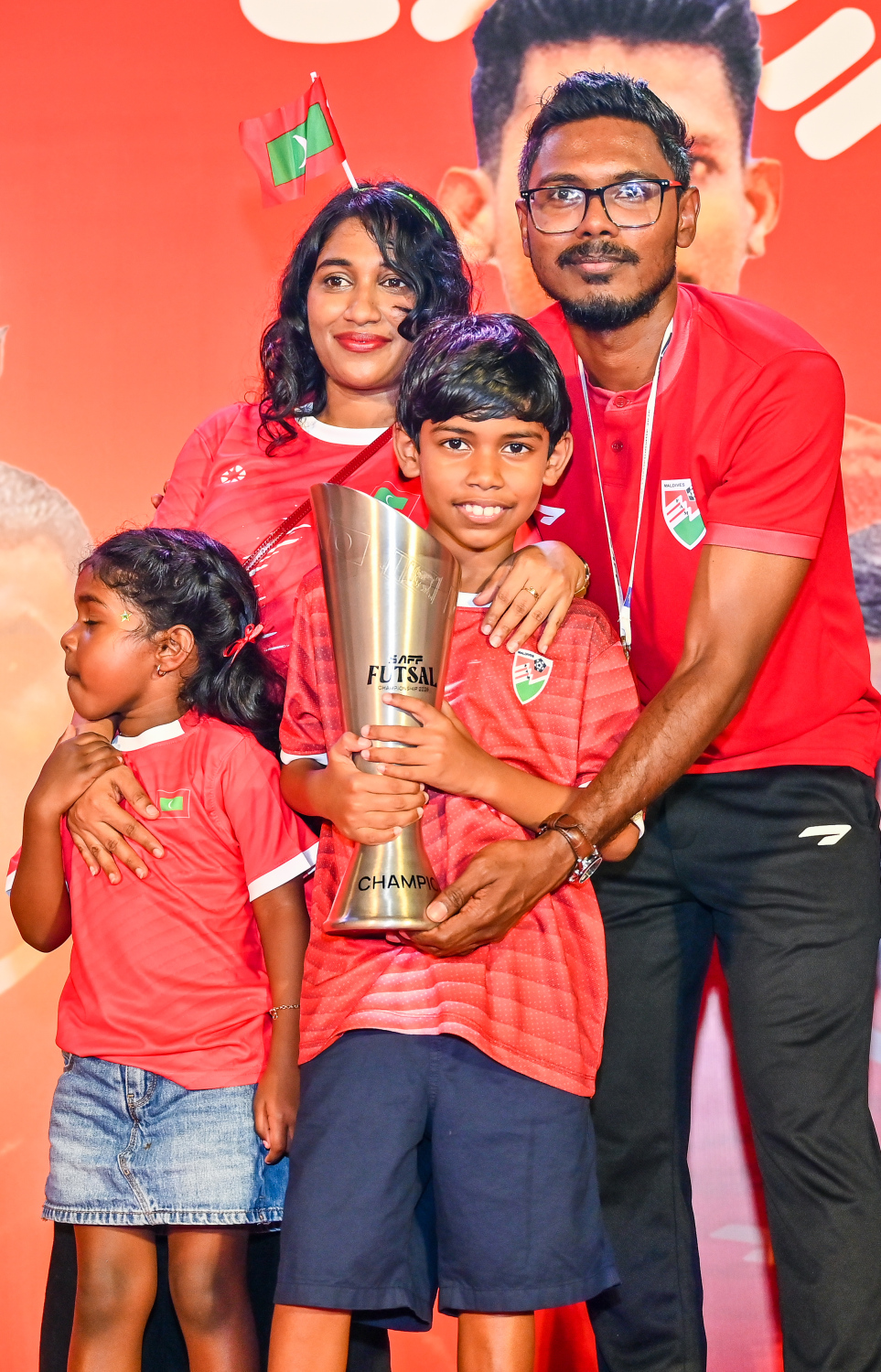 ދެކުނު އޭޝިއާގެ ފުޓްސަލް ޗެމްޕިއަންކަން ހޯދި ރާއްޖޭގެ ގައުމީ ފުޓްސަލް ޓީމު ތައްޓާ އެކު އެނބުރި ރާއްޖެ އައުމުން ބޭއްވި އިވެންޓުގައި ތައްޓާ އެކު މީހުން ފޮޓޯ ނަގަނީ.-- ފޮޓޯ: ފަޔާޒު މޫސާ | މިހާރު