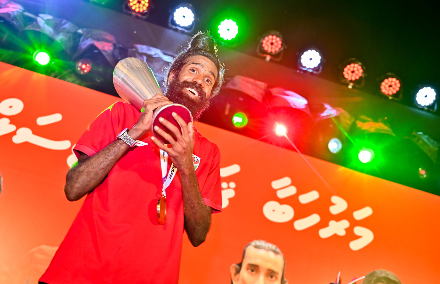 ދެކުނު އޭޝިއާގެ ފުޓްސަލް ޗެމްޕިއަންކަން ހޯދި ރާއްޖޭގެ ގައުމީ ފުޓްސަލް ޓީމު ތައްޓާ އެކު، އެނބުރި އައުމުން އުފާފާޅުކުރަން ބީޗުގައި ބޭއްވި ހަރަކާތުގައި ޓީމުގެ ކުޅުންތެރިޔަކު ތައްޓާ އެކު ފޮޓޯއަކަށް ހުއްޓިލައިގެން.-- ފޮޓޯ: ފަޔާޒު މޫސާ | މިހާރު