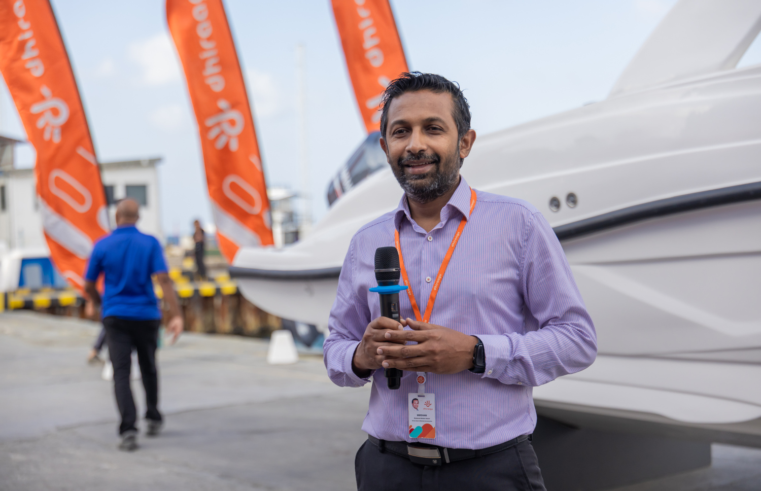 ދިރާގުން ކުރިއަށް ގެންދާ 'އެންރޯލް އެންޑް ވިން 2 ސްޕީޑްބޯޓް' ޕްރޮމޯޝަނުގެ ފުރަތަމަ ސްޕީޑް ލޯންޗް ލިބުނު ފަރާތަށް ލޯންޗު ހަވާލުކުރުމަށް ބޭއްވި ރަސްމިއްޔާތުގައި ދިރާގު ޑިރެކްޓަރ ބްރޭންޑް އެންޑް މާކެޓިން ކޮމިއުނިކޭޝަން މިރްޝާން އާދަމް ވާހަކަ ދައްކަވަނީ -- ފޮޓޯ/ދިރާގު