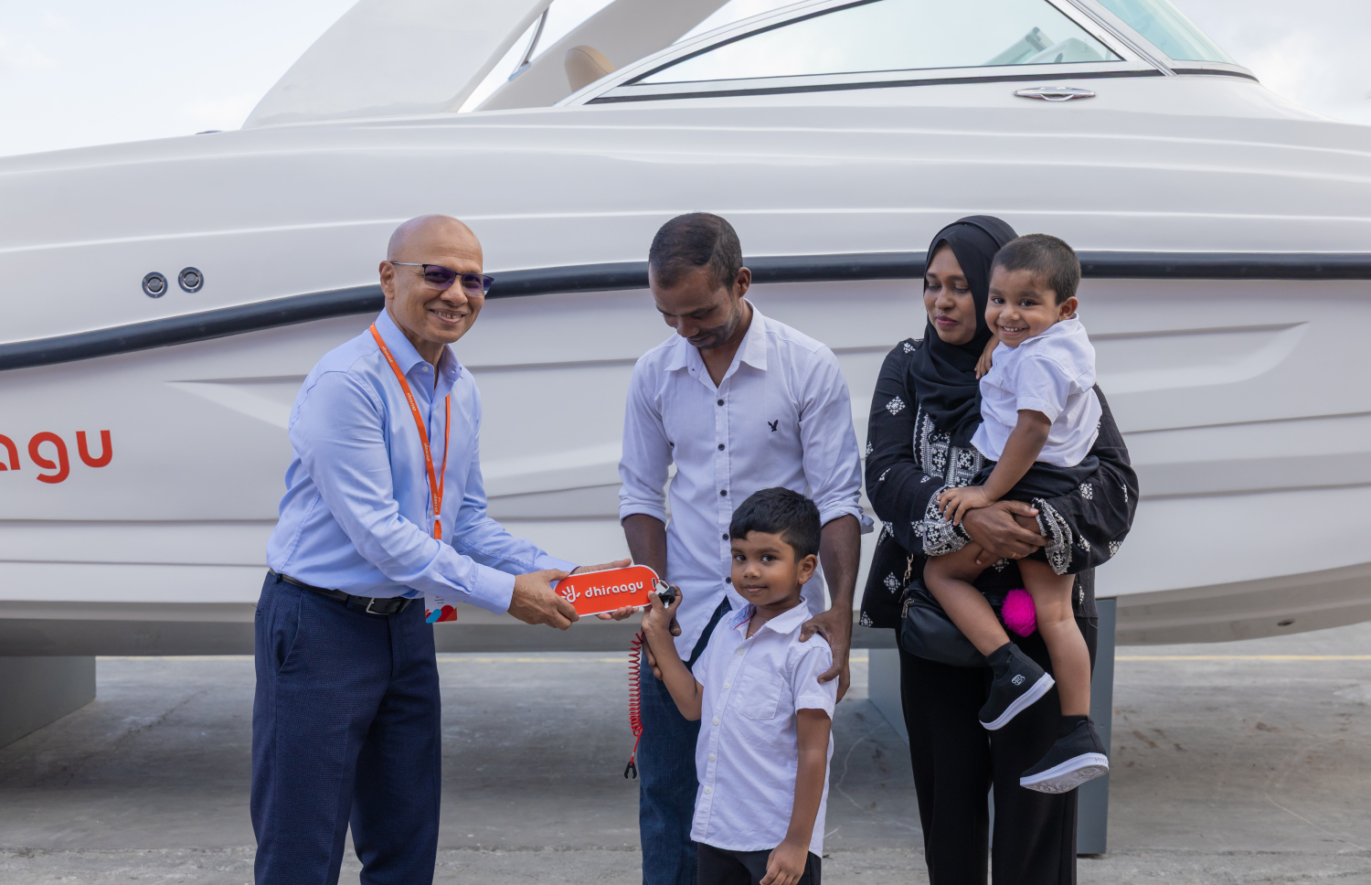 ދިރާގުން ކުރިއަށް ގެންދާ 'އެންރޯލް އެންޑް ވިން 2 ސްޕީޑްބޯޓް' ޕްރޮމޯޝަނުގެ ފުރަތަމަ ސްޕީޑް ލޯންޗް ލިބުނު ނަސީބުވެރިޔާ އަބްދުﷲ ސައީދަށް ލޯންޗުގެ ތަޅުދަނޑި ދިރާގުގެ ސީއީއޯ އިސްމާއިލް ރަޝީދު ހަވާލުކޮށްދެއްވަނީ -- ފޮޓޯ/ދިރާގު