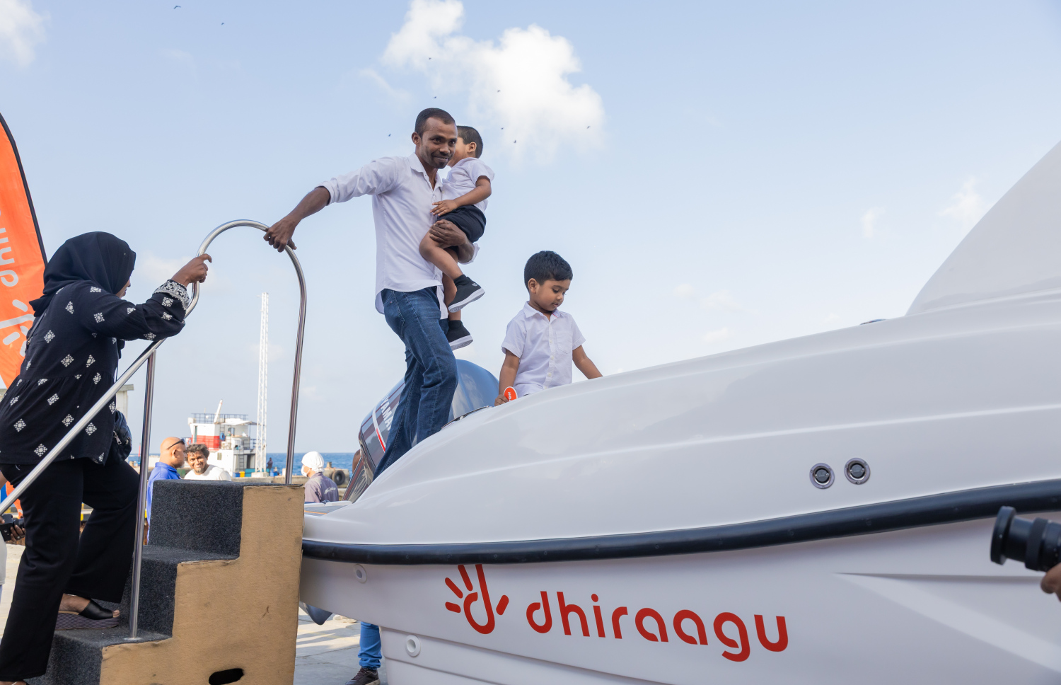 ދިރާގުން ކުރިއަށް ގެންދާ 'އެންރޯލް އެންޑް ވިން 2 ސްޕީޑްބޯޓް' ޕްރޮމޯޝަނުގެ ފުރަތަމަ ސްޕީޑް ލޯންޗް ލިބުނު ނަސީބުވެރިޔާ ސައީދު އޭނާގެ އާއިލާއާއެކު ލޯންޗަށް އަރަނީ --- ފޮޓޯ/ދިރާގު