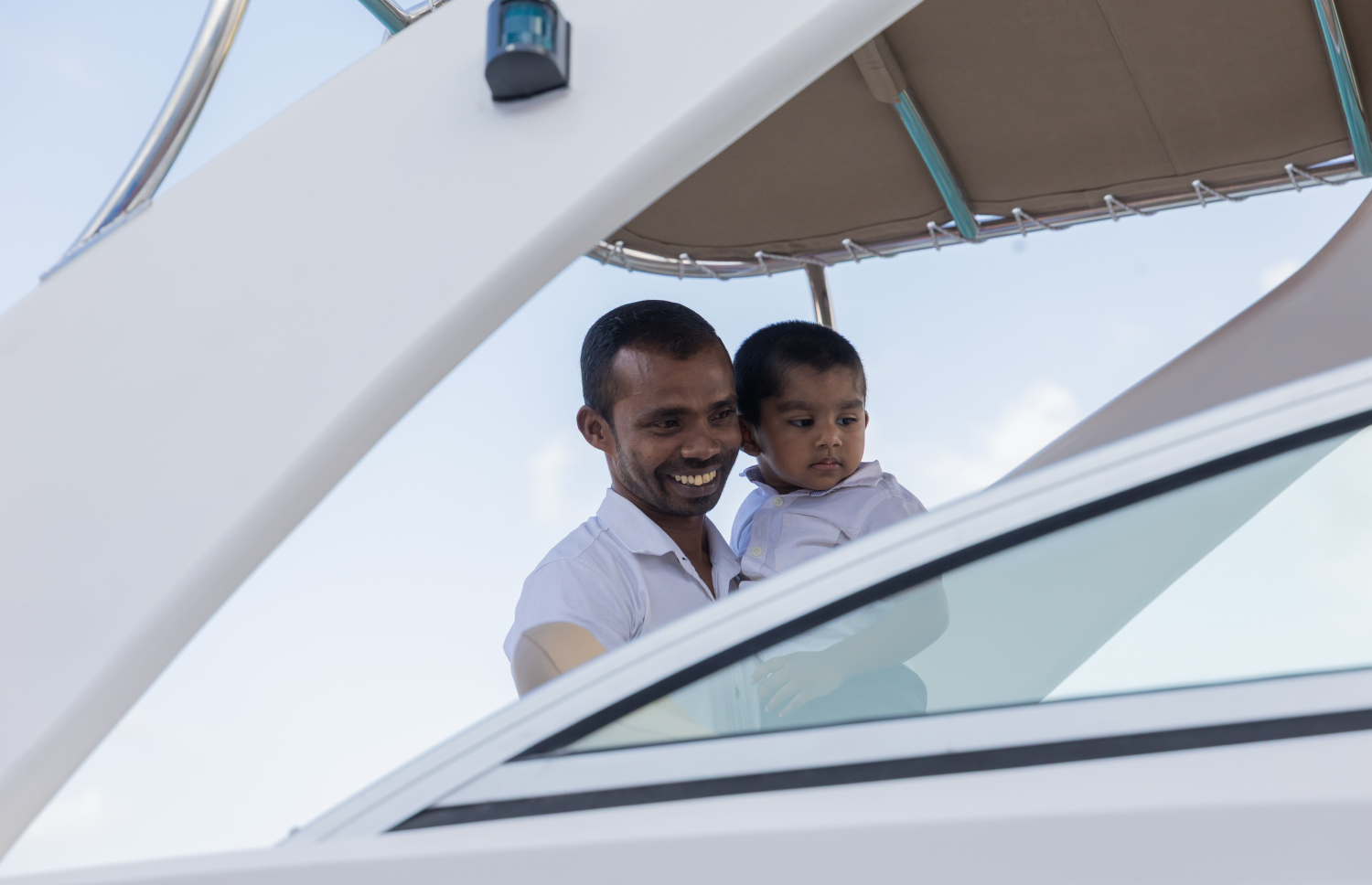 ދިރާގުން ކުރިއަށް ގެންދާ 'އެންރޯލް އެންޑް ވިން 2 ސްޕީޑްބޯޓް' ޕްރޮމޯޝަނުގެ ފުރަތަމަ ސްޕީޑް ލޯންޗް ލިބުނު ނަސީބުވެރިޔާ ސައީދު އޭނާގެ އާއިލާއާއެކު ލޯންޗްގައި --- ފޮޓޯ/ދިރާގު