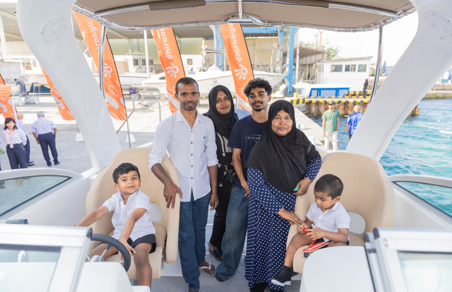 ދިރާގުން ކުރިއަށް ގެންދާ 'އެންރޯލް އެންޑް ވިން 2 ސްޕީޑްބޯޓް' ޕްރޮމޯޝަނުގެ ފުރަތަމަ ސްޕީޑް ލޯންޗް ލިބުނު ނަސީބުވެރިޔާ ސައީދު އޭނާގެ އާއިލާއާއެކު ލޯންޗްގައި --- ފޮޓޯ/ދިރާގު