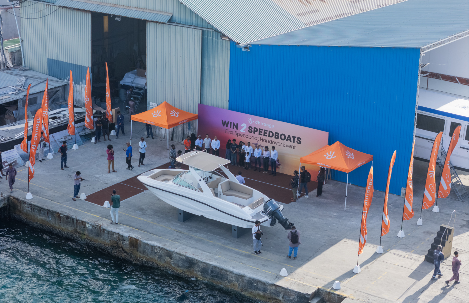 ދިރާގުން ކުރިއަށް ގެންދާ 'އެންރޯލް އެންޑް ވިން 2 ސްޕީޑްބޯޓް' ޕްރޮމޯޝަނުގެ ފުރަތަމަ ސްޕީޑް ލޯންޗް ލިބުނު ނަސީބުވެރިޔާ ލޯންޗު ހަވާލުކުރުމަށް ބޭއްވި ރަސްމިއްޔާތު: މި ޕްރޮމޯޝަންގައި ދިނީ އަލްޝާލީ މެރިން ކެނެރީ 28 މޮޑެލްގެ ސްޕޯޓްސް ސްޕީޑް ލޯންޗެއް -- ފޮޓޯ/ދިރާގު