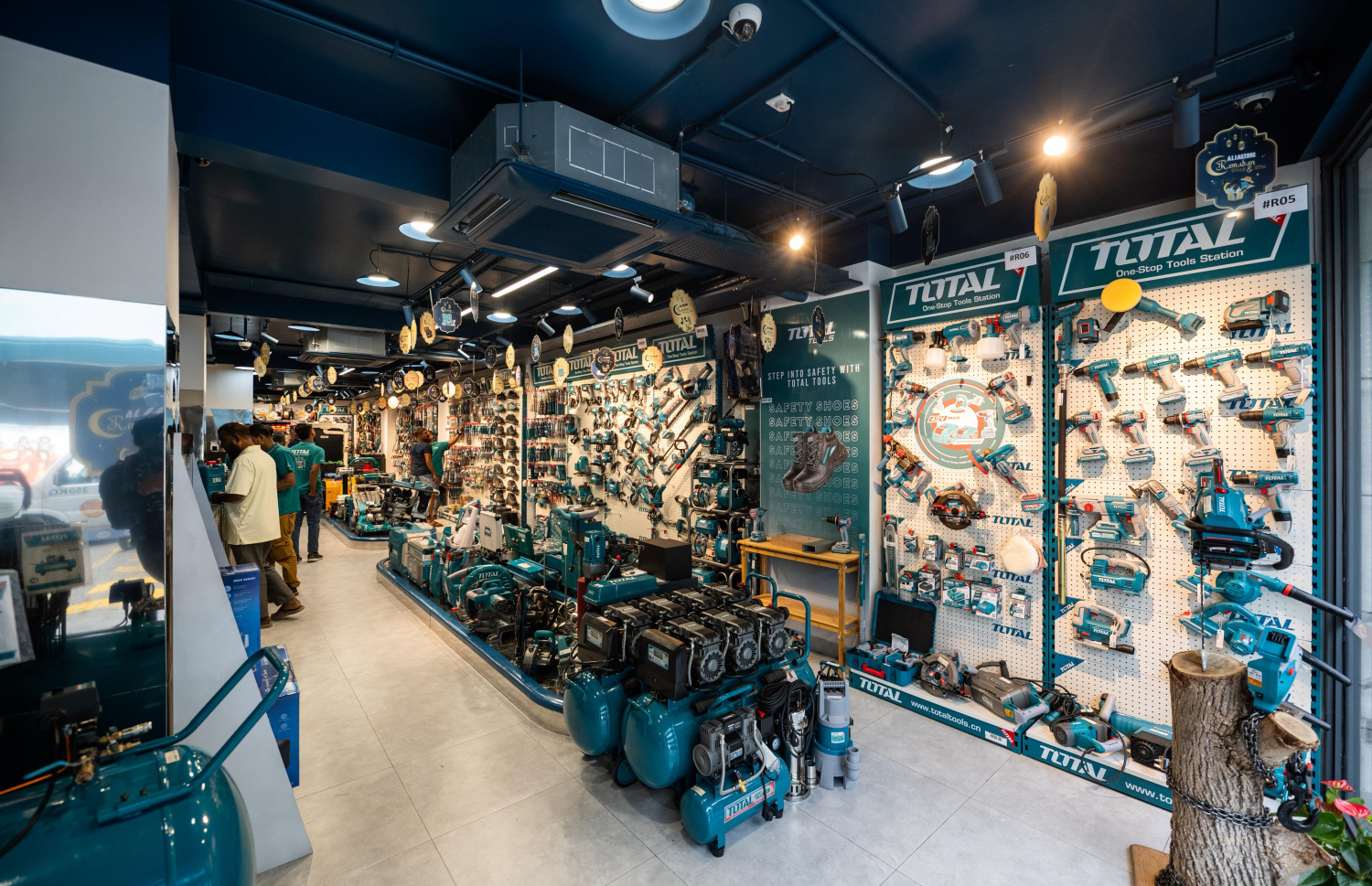 އެލިއާ ސްޓޯރުގެ އެތެރެ. -- ފޮޓޯ: ނިޝާން އަލީ | މިހާރު