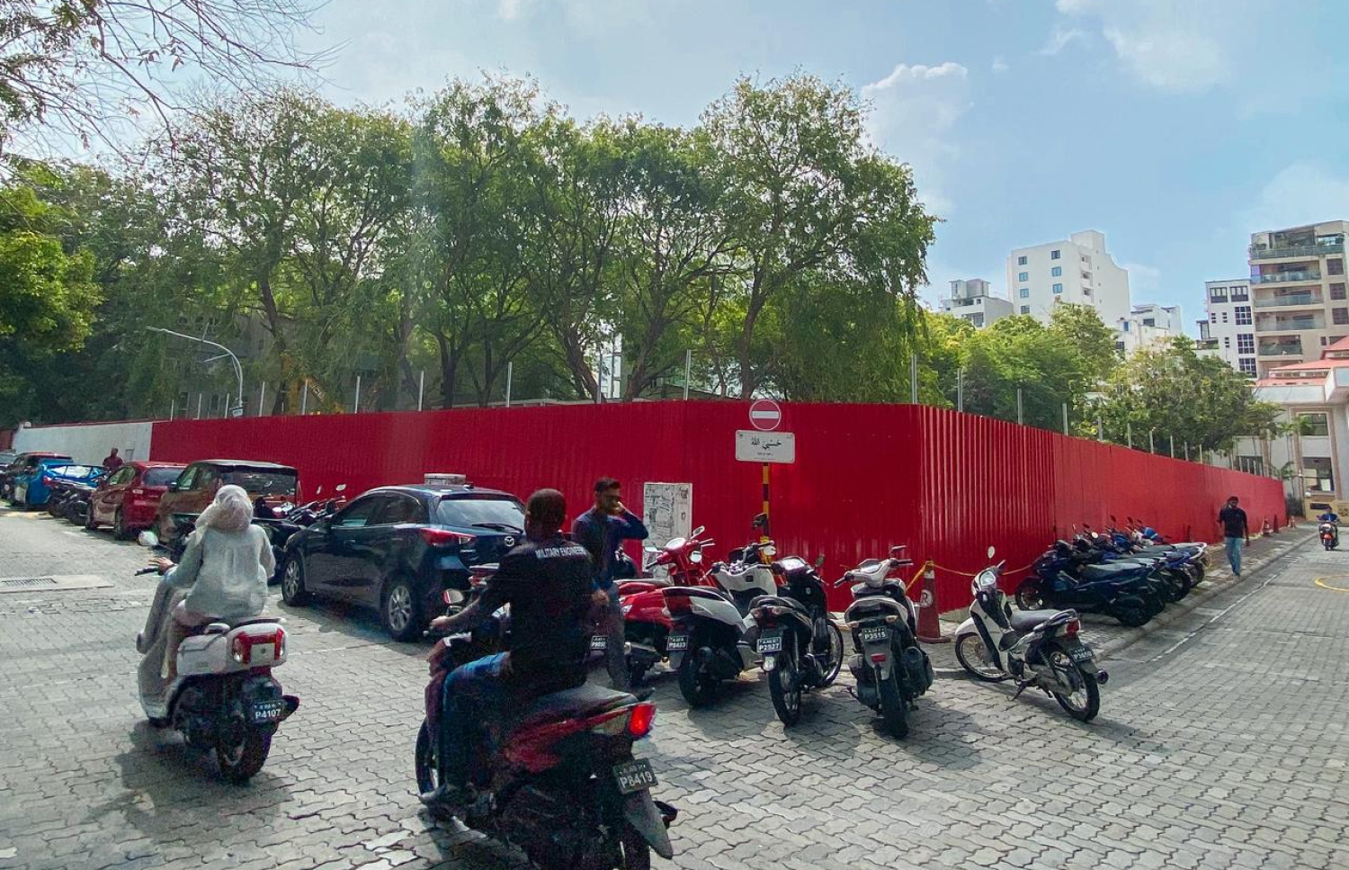 ރައްޔިތުންގެ މަޖިލިސް ކުރިމަތީގައި އޮންނަ ޕާކިން ޒޯނު ބަންދުގައި.-- ފޮޓޯ: ފަޔާޒު މޫސާ | މިހާރު