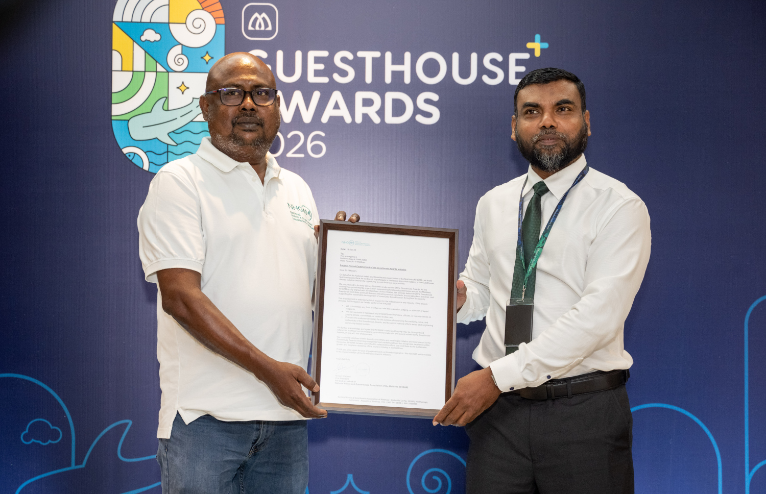 އެމްއައިބީގެ ޑެޕިއުޓީ ސީއީއޯ އަހުމަދު ރިޒާއަށް އެންއެޗްޖީއޭގެ ނައިބު ރައީސް އަހުމަދު ވަހީދު (ވ) އެންޑޯޒްމަންޓް ލިޔުން ހަވާލުކުރަނީ. -- ފޮޓޯ: ނިޝާން އަލީ