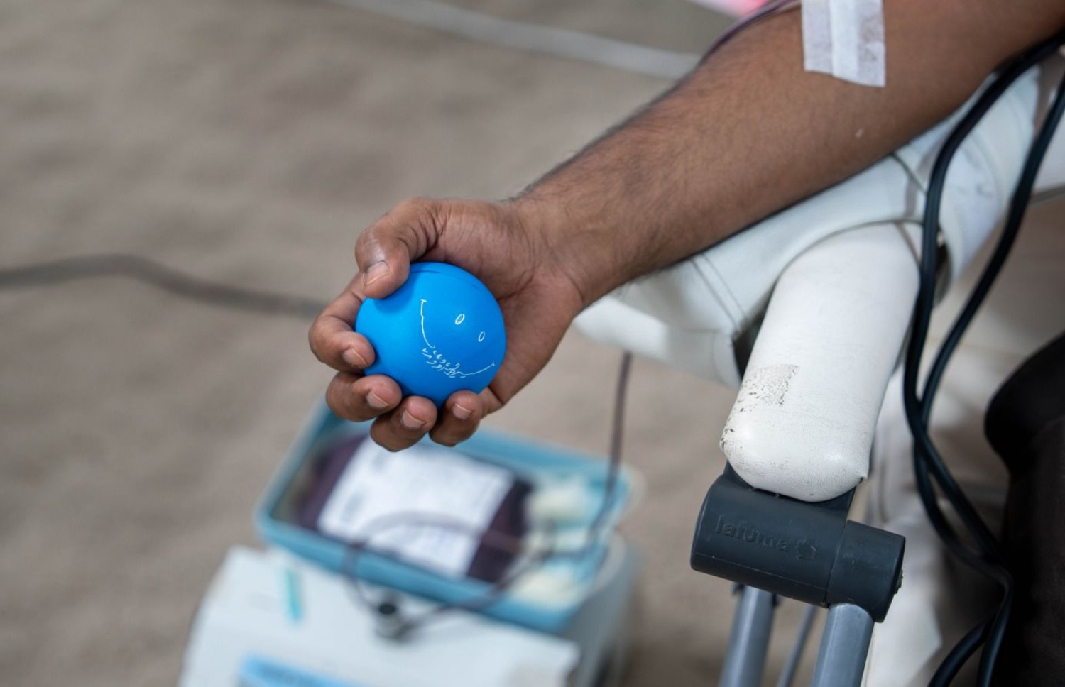 އެމްއޭސީއެލް މުވައްޒަފެއް ލޭ ހަދިޔާ ކުރަނީ.-- ފޮޓޯ: އެމްއޭސީއެލް