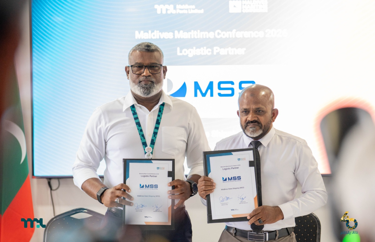 މެރިޓައިމް ކޮންފަރެންސްގެ ލޮޖިސްޓިކްސް ޕާޓްނަރު އެމްއެސްއެސްއާ އެކު ސޮއިކުރެއްވުމަށް ފަހު އެ ކުންފުނީގެ އެމްޑީ ޝަރީފު (ކ) އަދި އެމްޕީއެލްގެ ސީއީއޯ ރިޝްވާން ފޮޓޯއަކަށް ތައްޔާރުވެގެން.---ފޮޓޯ: އެމްޕީއެލް