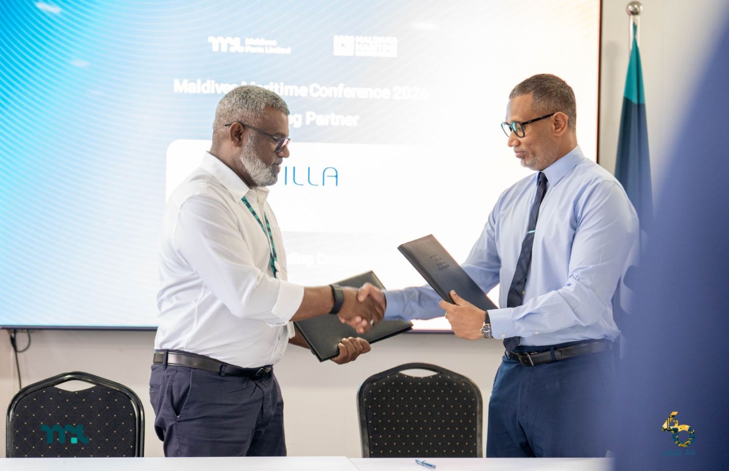 މެރިޓައިމް ކޮންފަރެންސްގެ ހޮސްޓިން ޕާޓްނަރު ވިލާ ޝިޕިންއާ އެކު ސޮއިކުރެއްވުމަށް ފަހު އެ ކުންފުނީގެ ސީއޯއޯ މުއާވިޔަތު (ކ) އަދި އެމްޕީއެލްގެ ސީއީއޯ ރިޝްވާން ފޮޓޯއަކަށް ތައްޔާރުވެގެން.---ފޮޓޯ: އެމްޕީއެލް